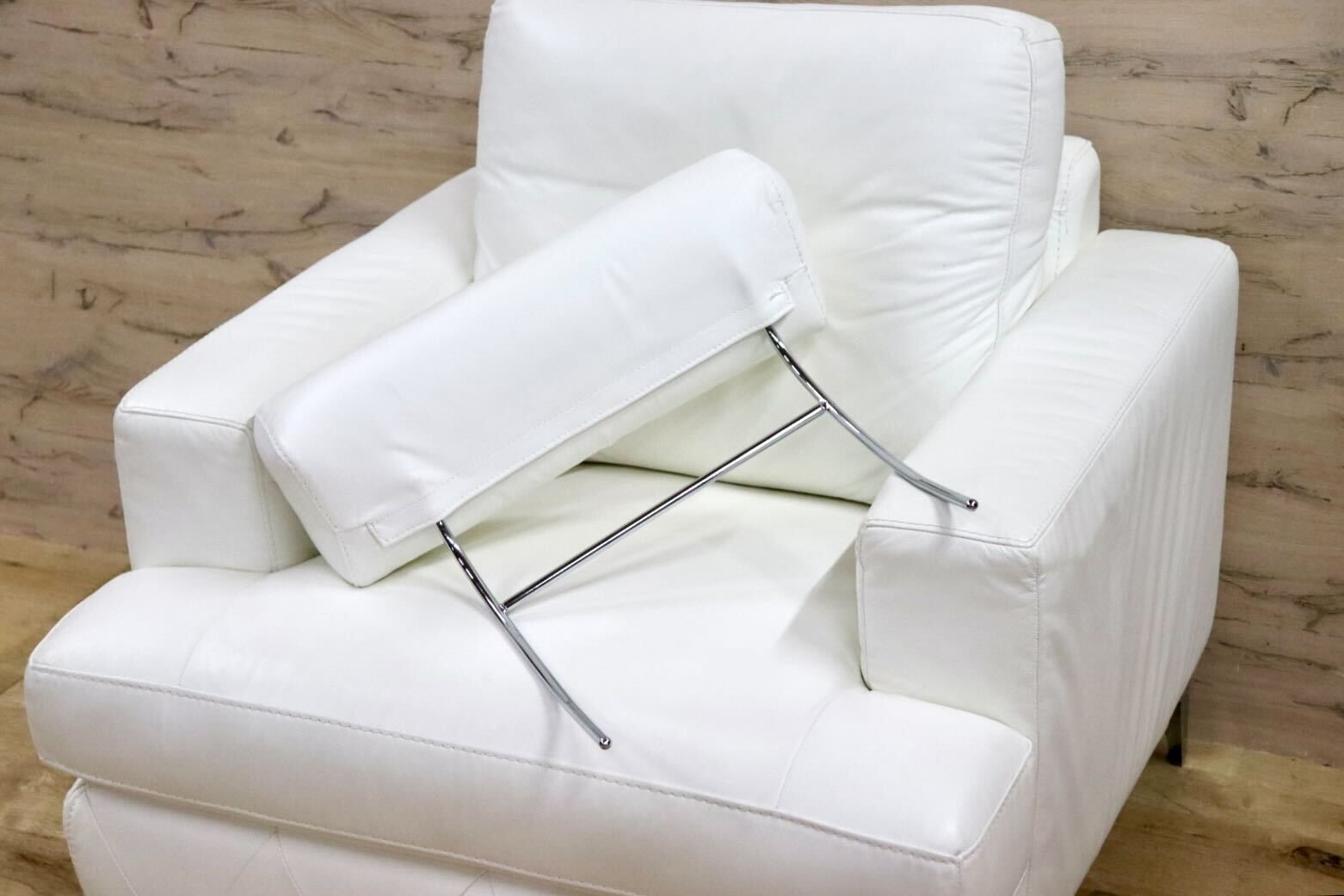 GMHK137○IDC大塚家具 1人掛けソファ シングルソファ アームチェア 本革 ホワイト ヘッドレスト スタイリッシュ モダン