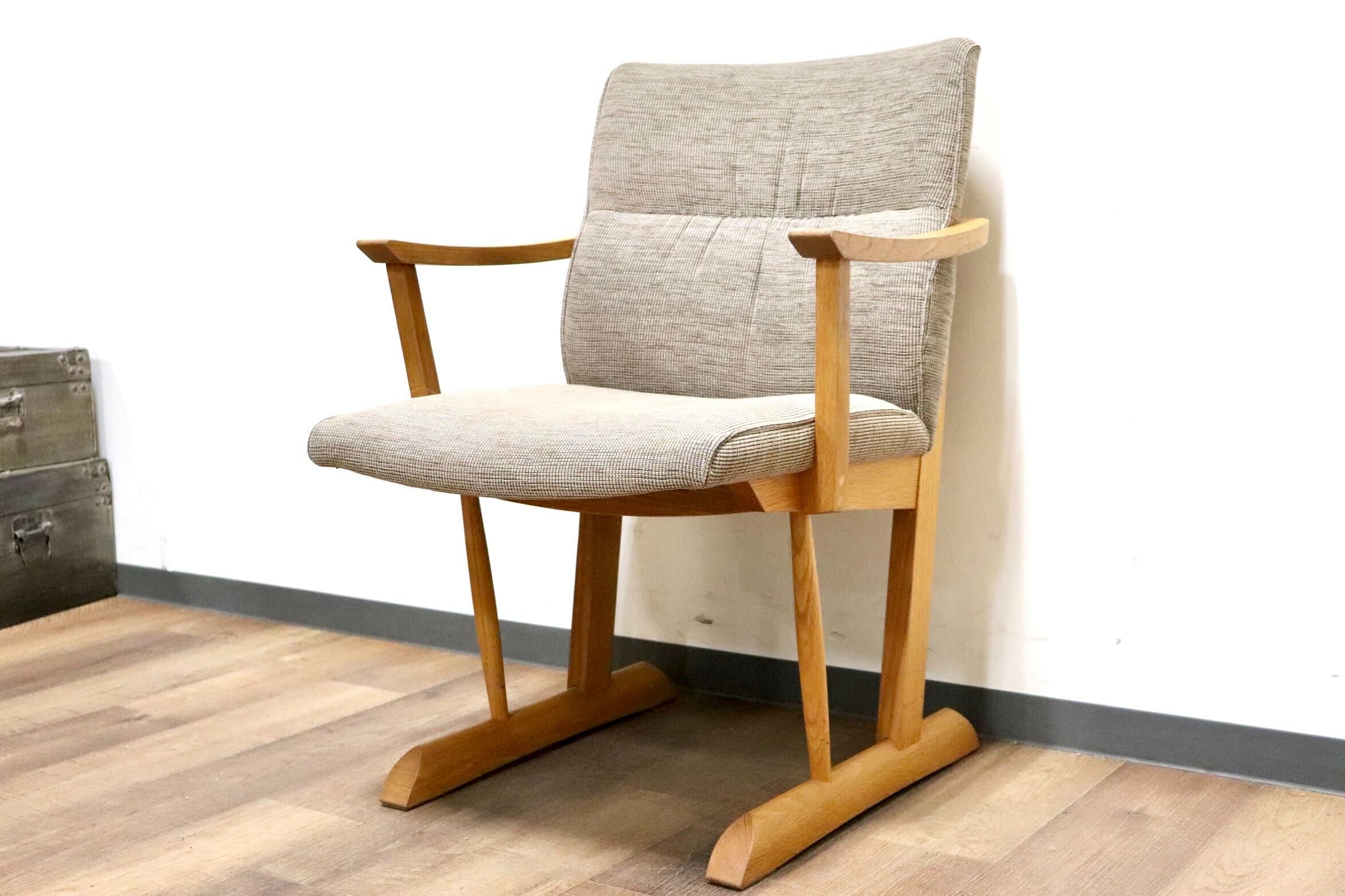 GMHH130B○飛騨産業 / HIDA キツツキ KAYA ダイニングチェア アームチェア 椅子 ファブリック グレー オーク材 無垢 モダン 定価約11.8万