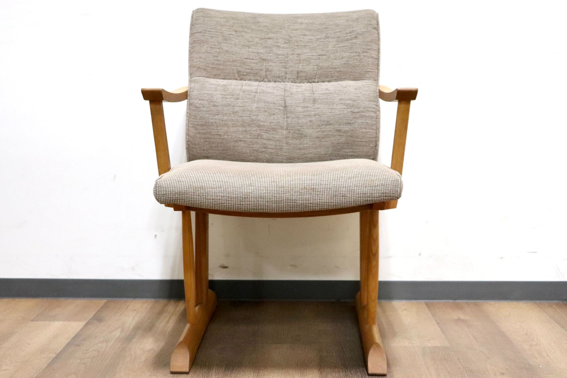 GMHH130B○飛騨産業 / HIDA キツツキ KAYA ダイニングチェア アームチェア 椅子 ファブリック グレー オーク材 無垢 モダン 定価約11.8万