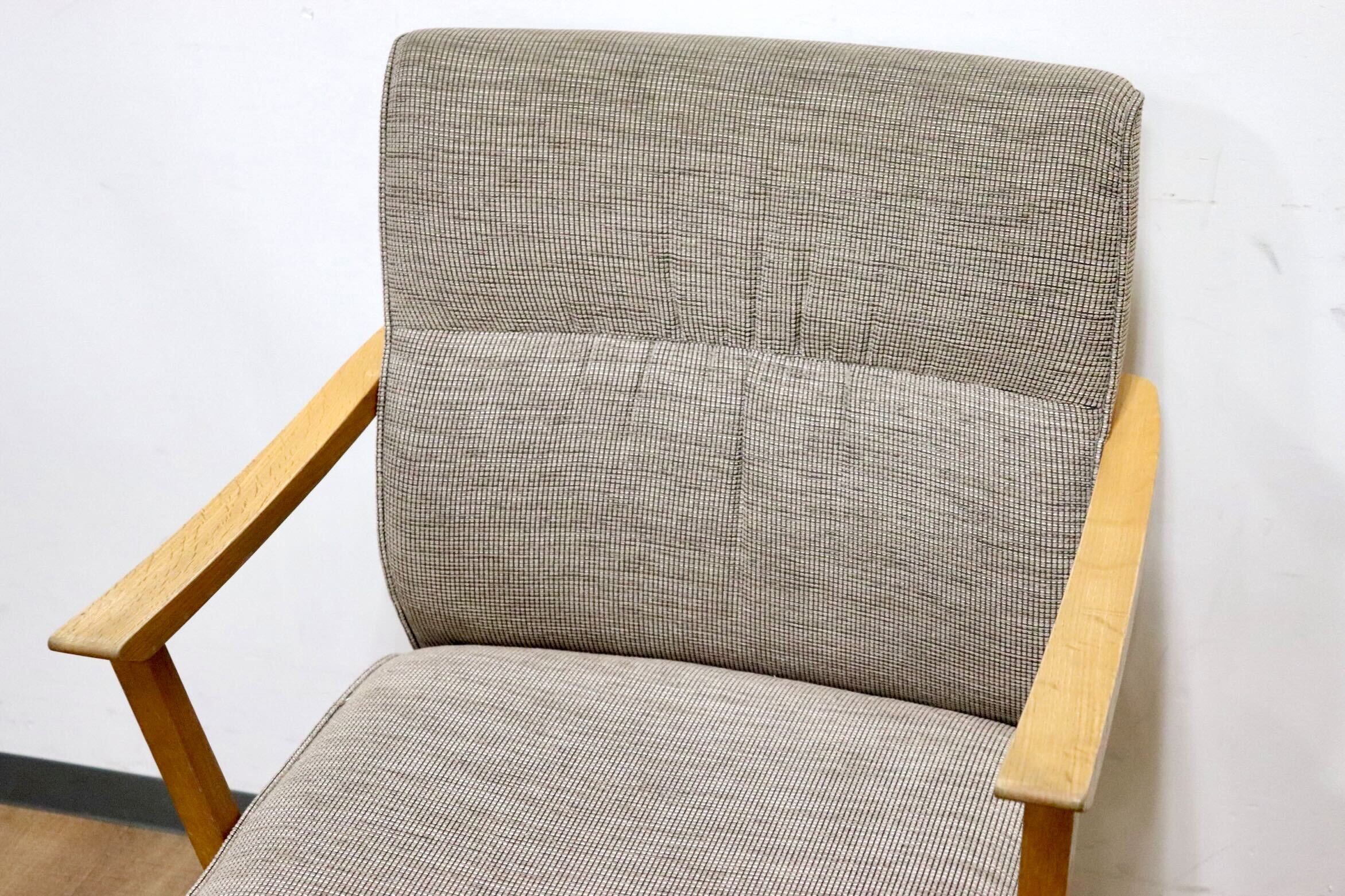 GMHH130B○飛騨産業 / HIDA キツツキ KAYA ダイニングチェア アームチェア 椅子 ファブリック グレー オーク材 無垢 モダン 定価約11.8万