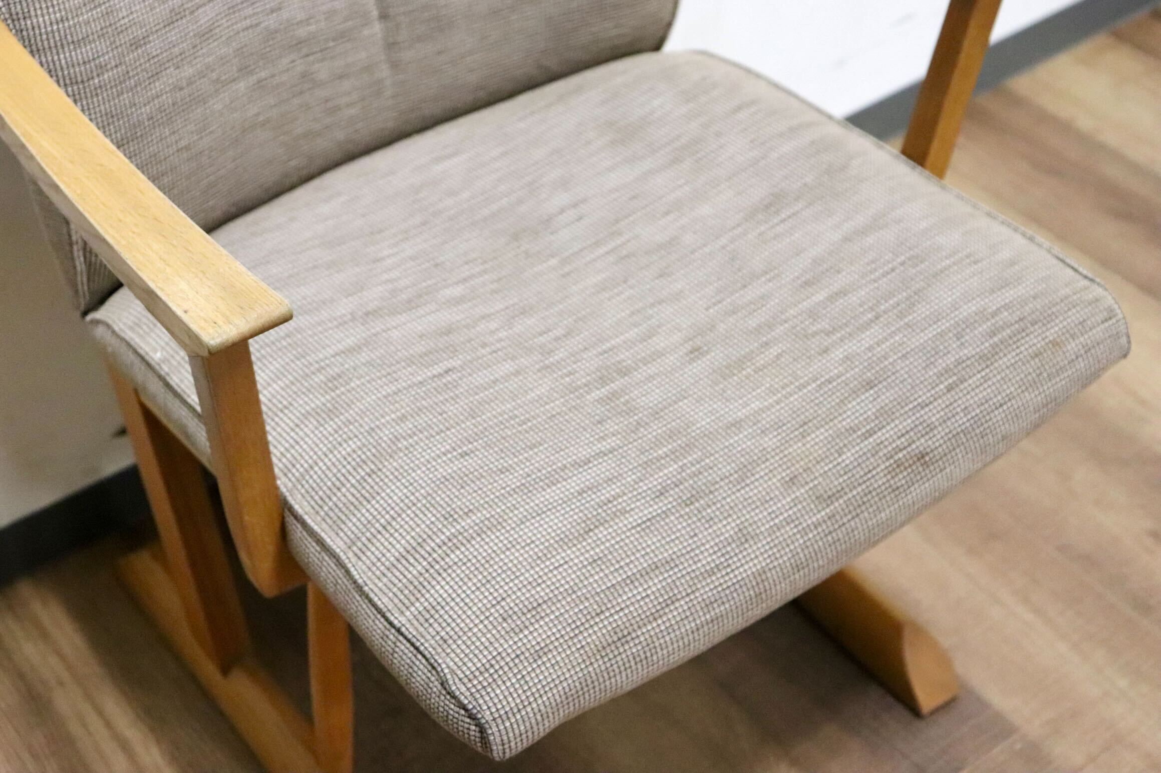 GMHH130B○飛騨産業 / HIDA キツツキ KAYA ダイニングチェア アームチェア 椅子 ファブリック グレー オーク材 無垢 モダン 定価約11.8万