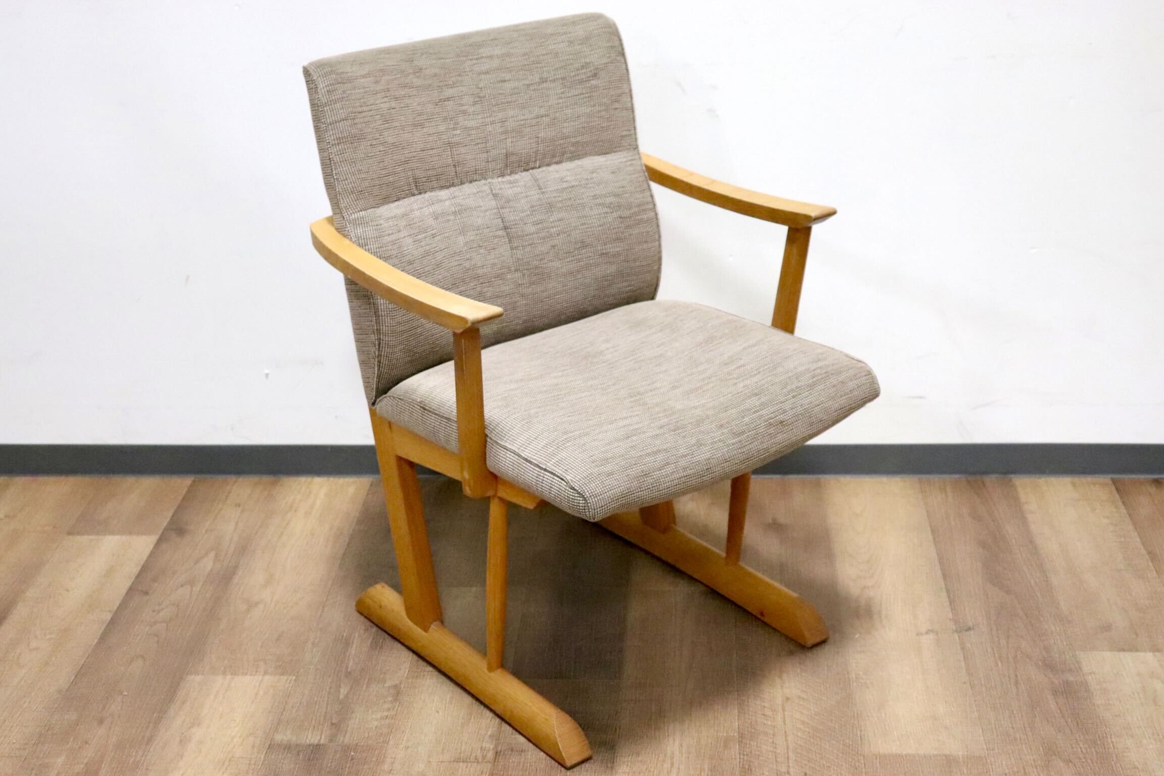 GMHH130B○飛騨産業 / HIDA キツツキ KAYA ダイニングチェア アームチェア 椅子 ファブリック グレー オーク材 無垢 モダン 定価約11.8万