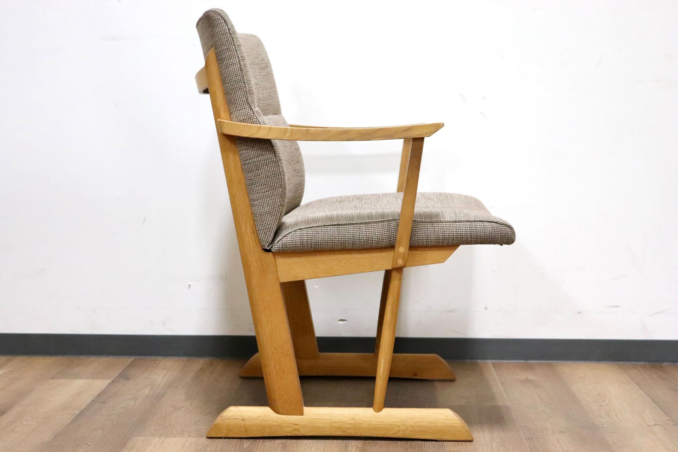 GMHH130B○飛騨産業 / HIDA キツツキ KAYA ダイニングチェア アームチェア 椅子 ファブリック グレー オーク材 無垢 モダン 定価約11.8万