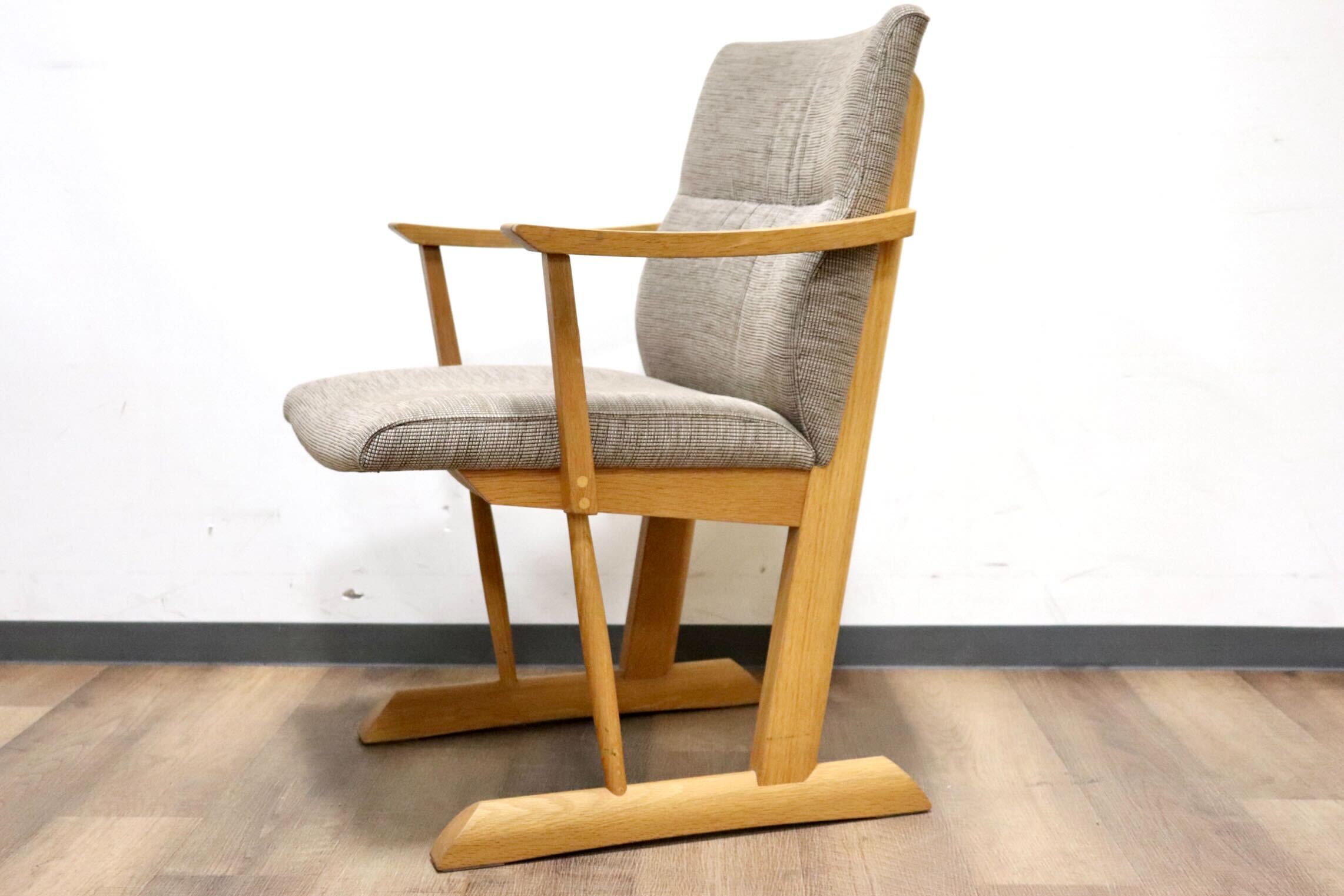 GMHH130B○飛騨産業 / HIDA キツツキ KAYA ダイニングチェア アームチェア 椅子 ファブリック グレー オーク材 無垢 モダン 定価約11.8万