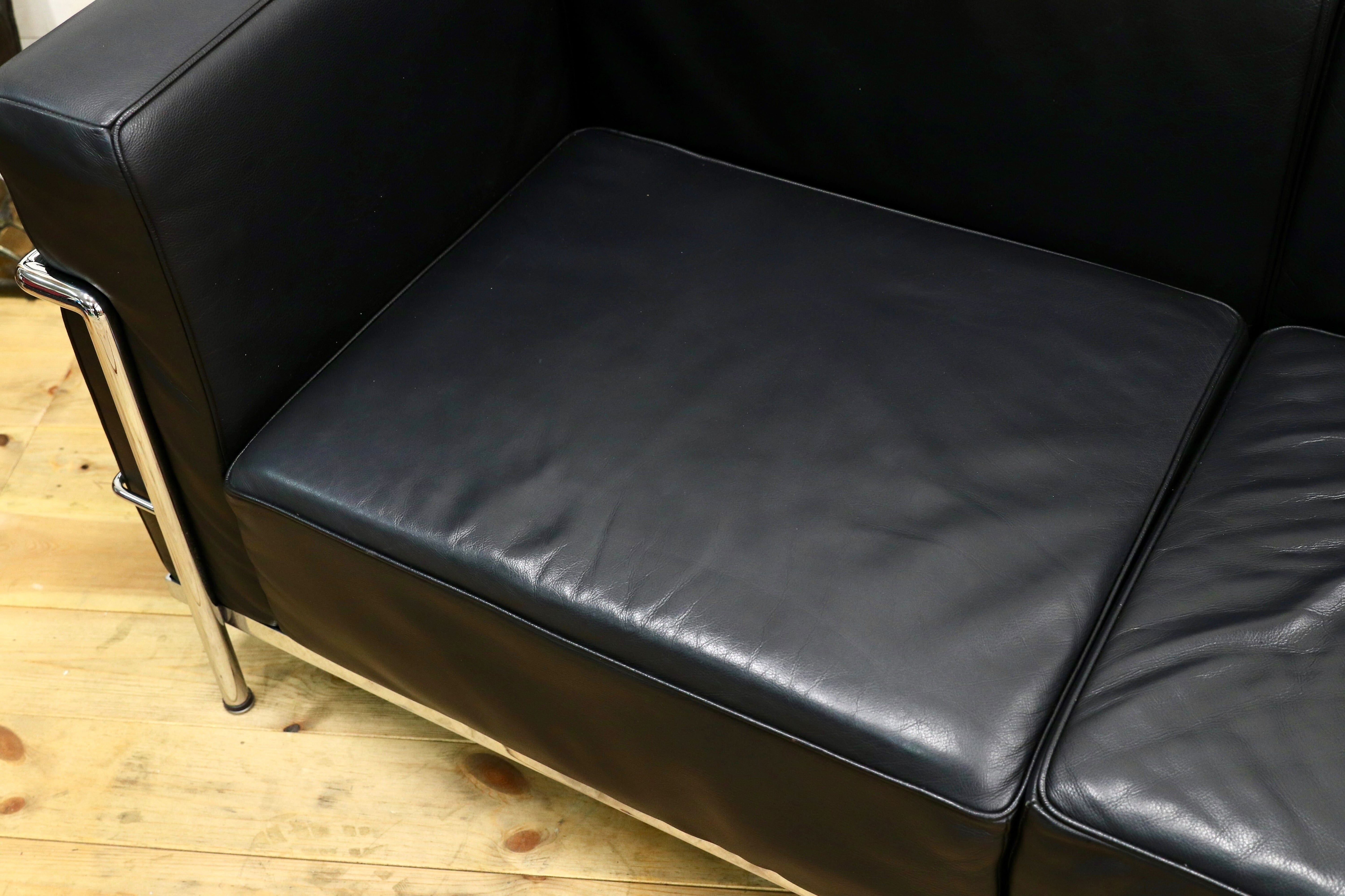 GMIK537○IDC大塚家具 LC2 グランコンフォート 2人掛けソファ ラブソファ ブラック 総本革 ル・コルビジェ リプロダクト 定価約61.5万