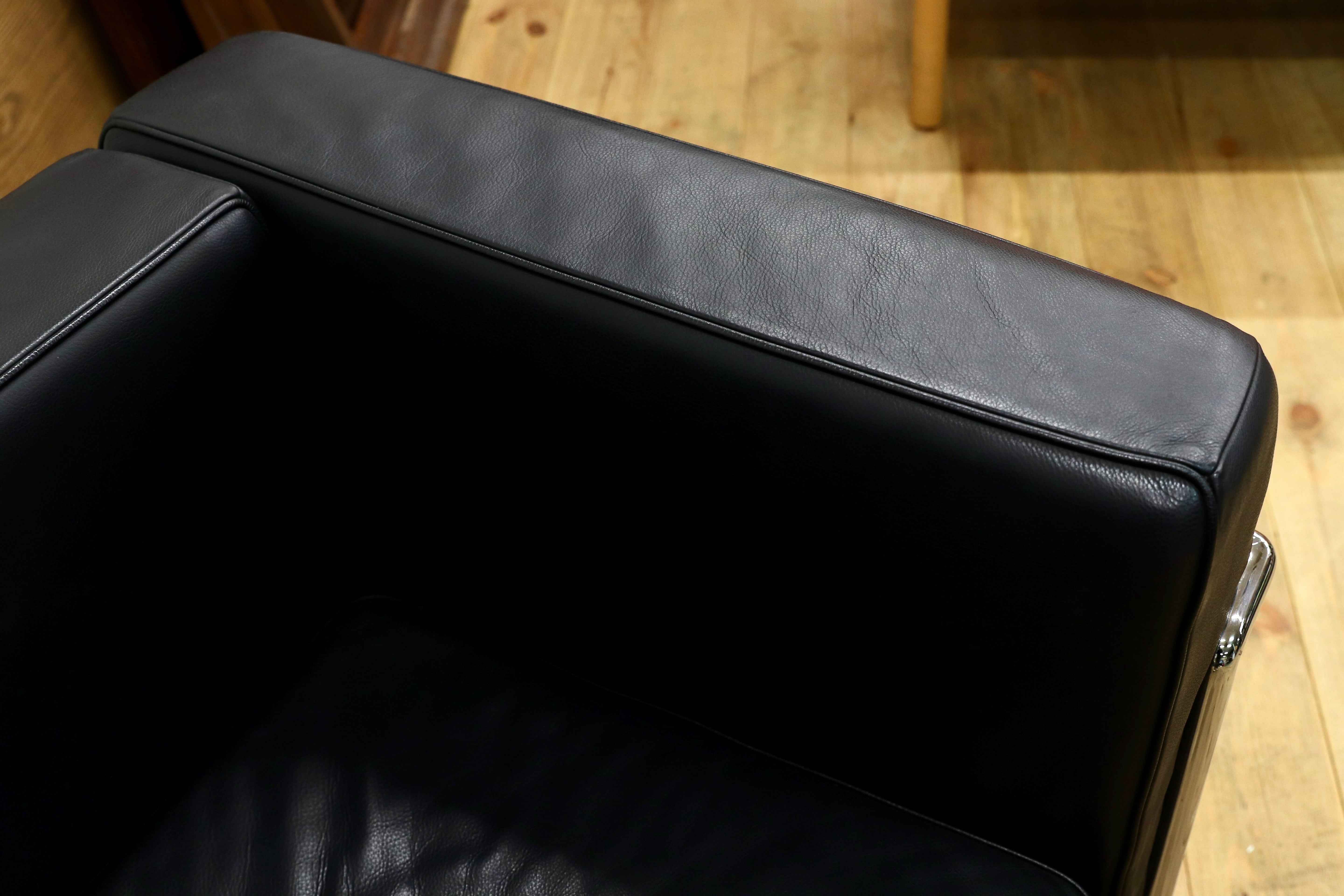 GMIK537○IDC大塚家具 LC2 グランコンフォート 2人掛けソファ ラブソファ ブラック 総本革 ル・コルビジェ リプロダクト 定価約61.5万