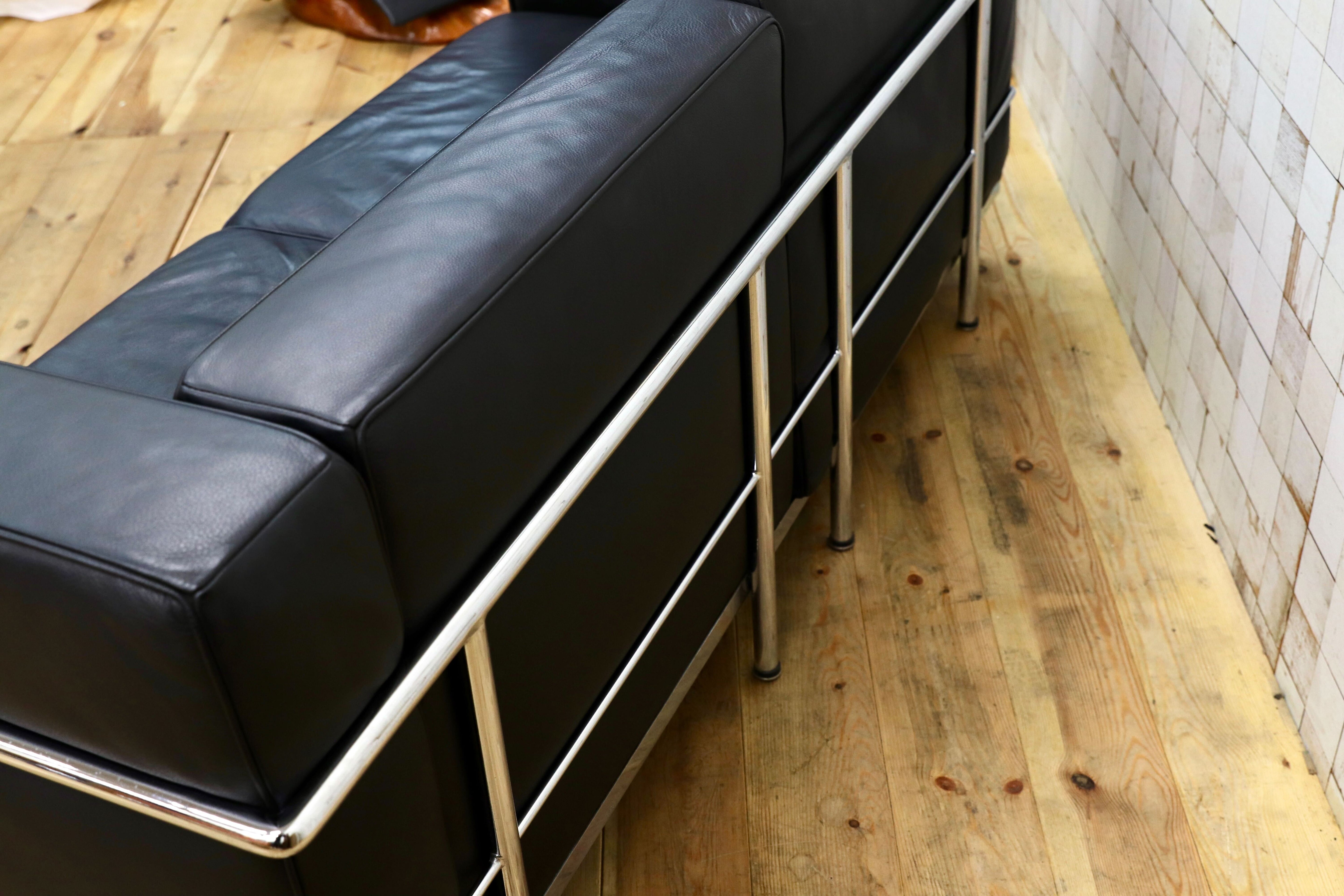 GMIK537○IDC大塚家具 LC2 グランコンフォート 2人掛けソファ ラブソファ ブラック 総本革 ル・コルビジェ リプロダクト 定価約61.5万