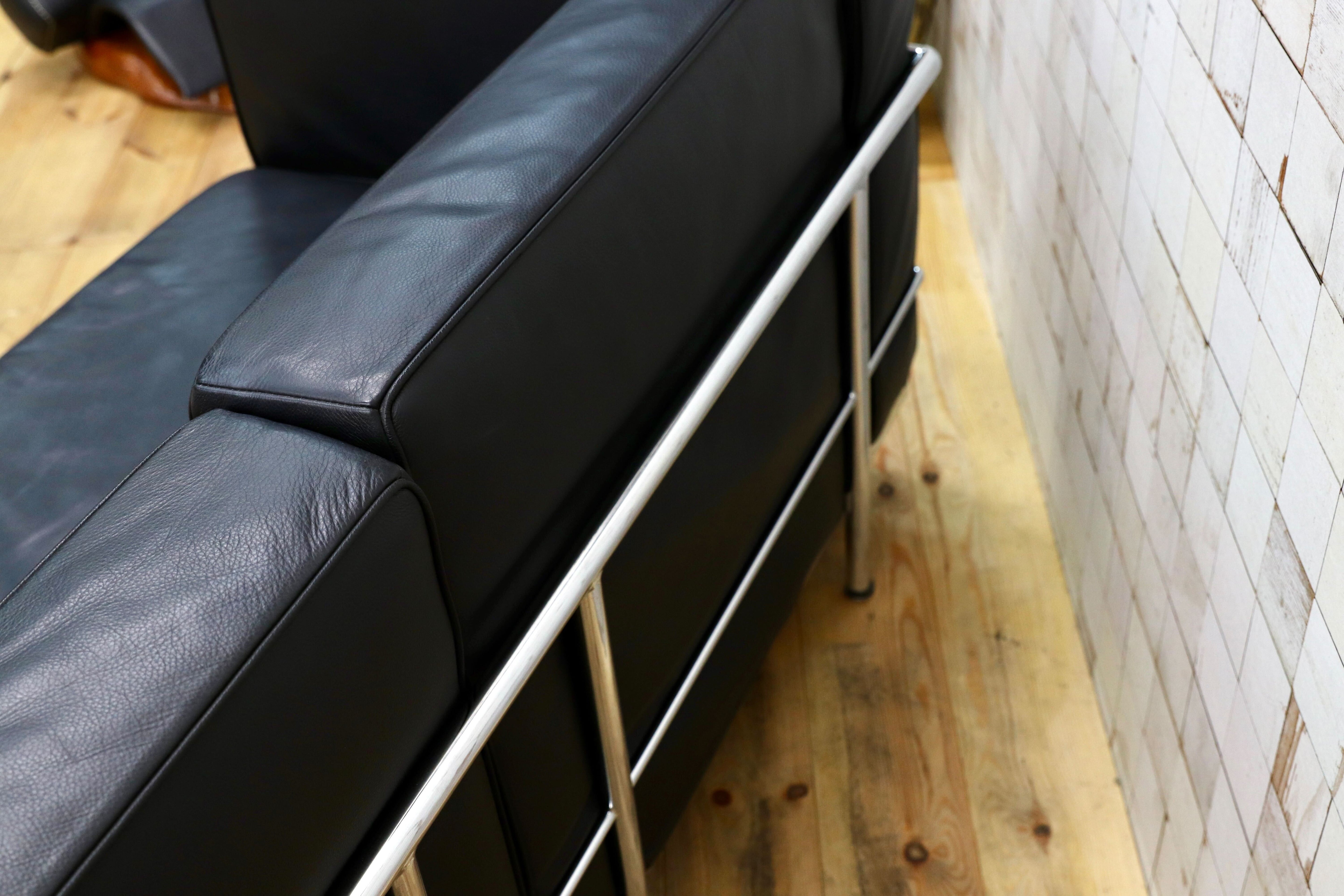 GMIK537○IDC大塚家具 LC2 グランコンフォート 2人掛けソファ ラブソファ ブラック 総本革 ル・コルビジェ リプロダクト 定価約61.5万