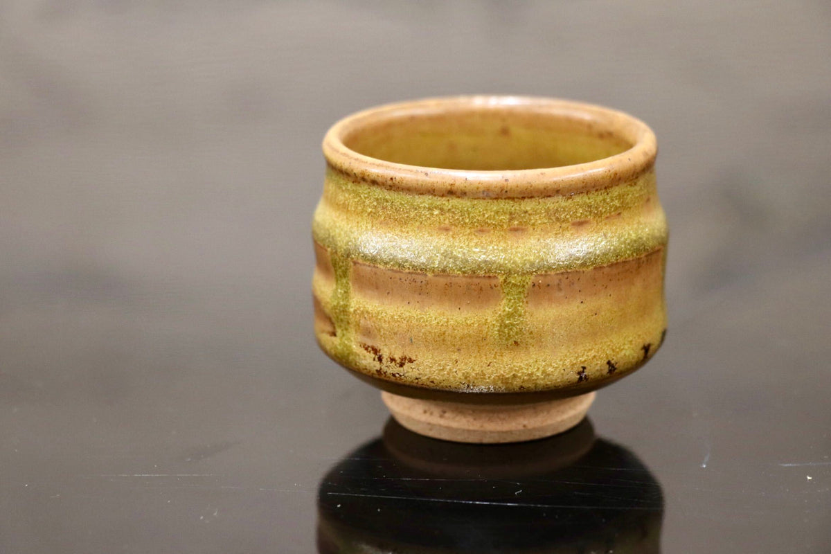 GMJK374AP◯ぐい呑 酒器 盃 大猪口 酒杯 冷酒杯 一口盃 呑口 陶杯 黄瀬戸 施釉陶器 和食器 陶器 在銘 作家物 和モダン