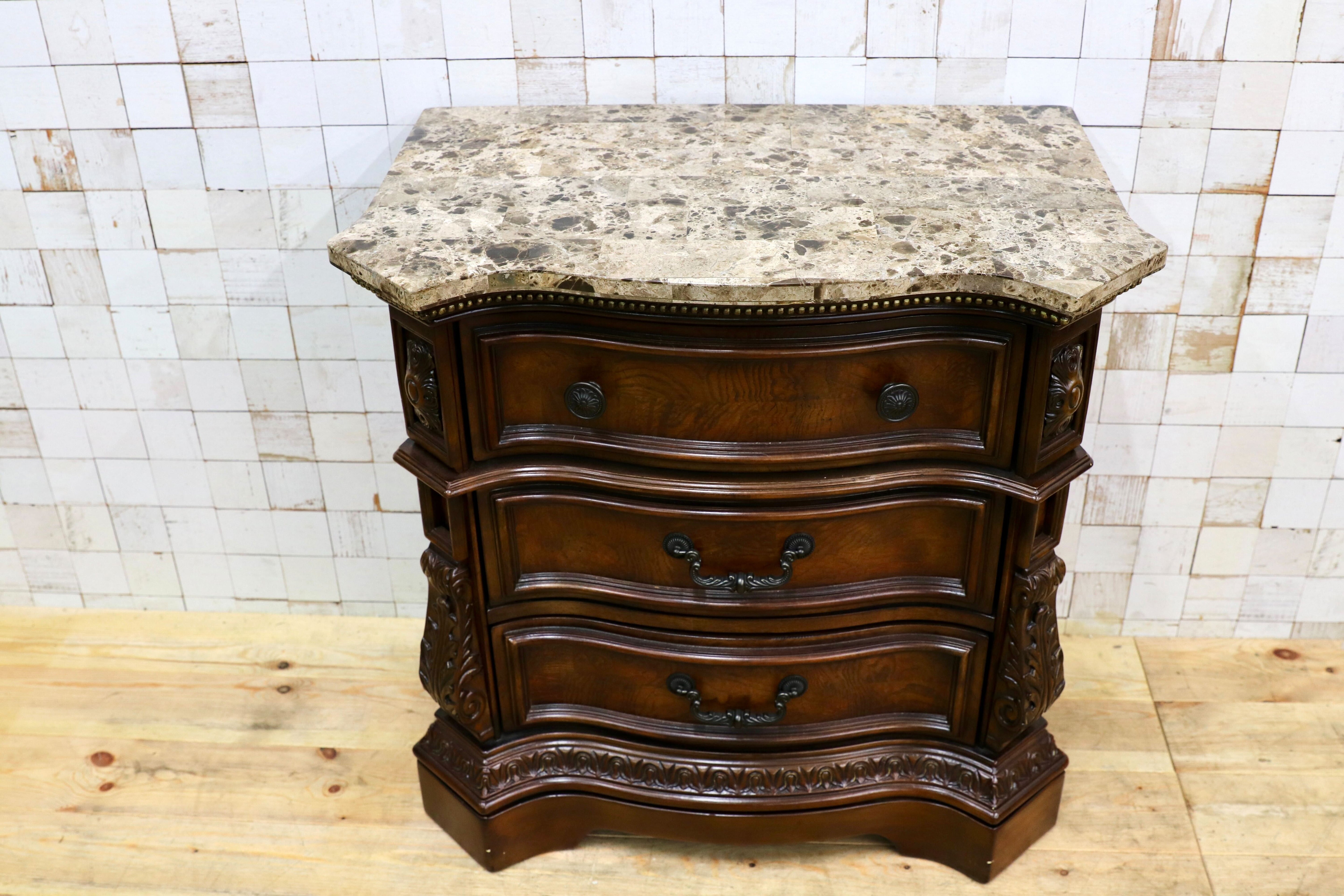 GMIK540○Ledelle Three Drawer Night Stand - Ashley Furniture アシュレイ チェスト サイドチェスト ベッドサイド クラシック