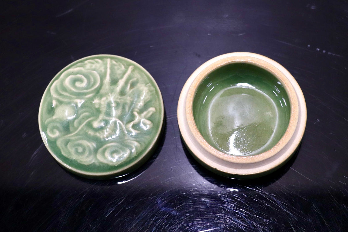 GMJK374AS◯紀州焼 葵窯 青磁竜文香合 蓋物 合子 丸筥 朱肉池 印肉入 彫刻小器 置物 インテリア 陶器 在銘 和モダン
