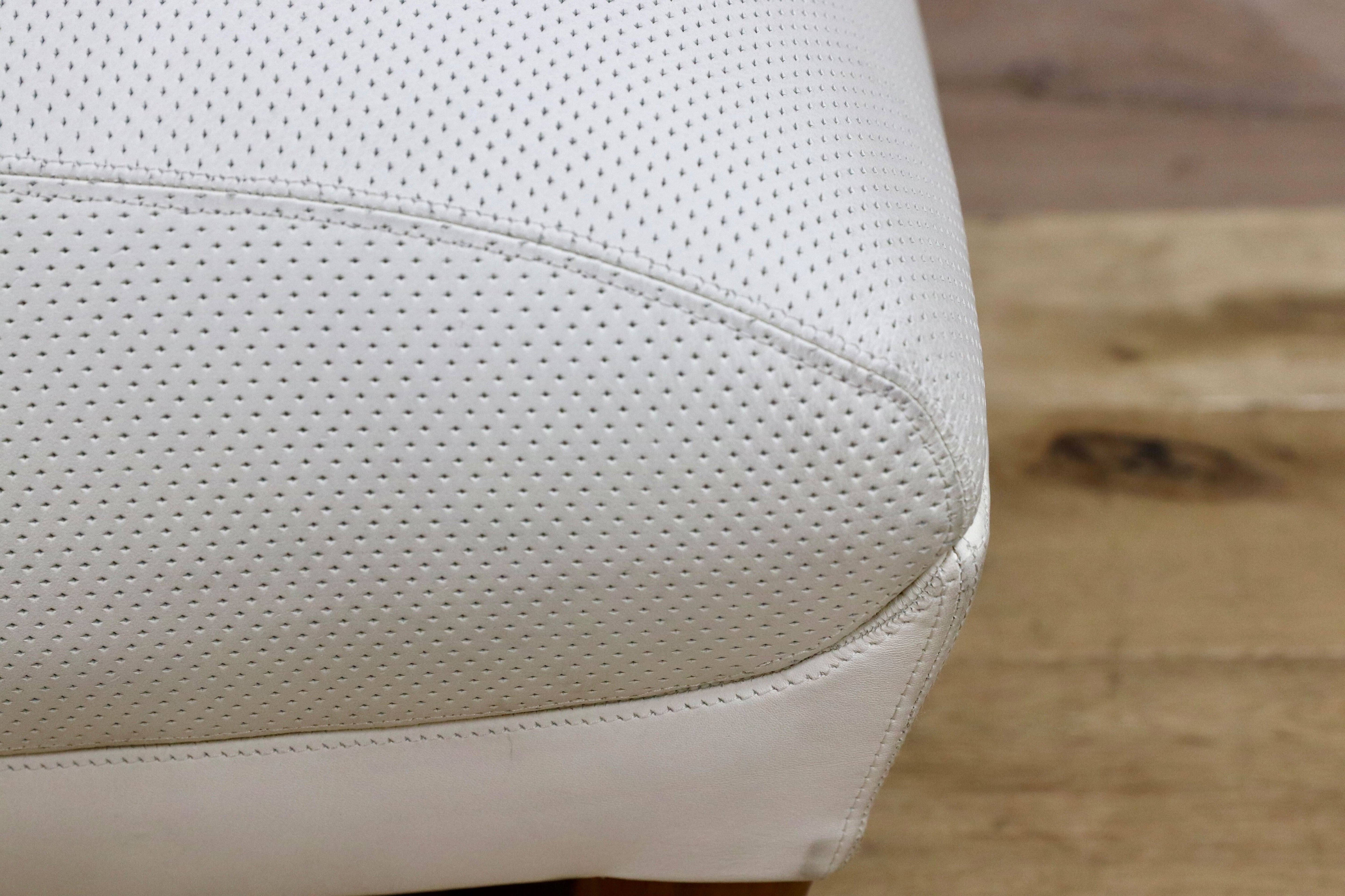 GMGF139○IDC大塚家具 LINLEY リンレイ オットマン フットスツール 本革 ホワイト 定価約33万 西洋 イギリス モデルハウス展示品