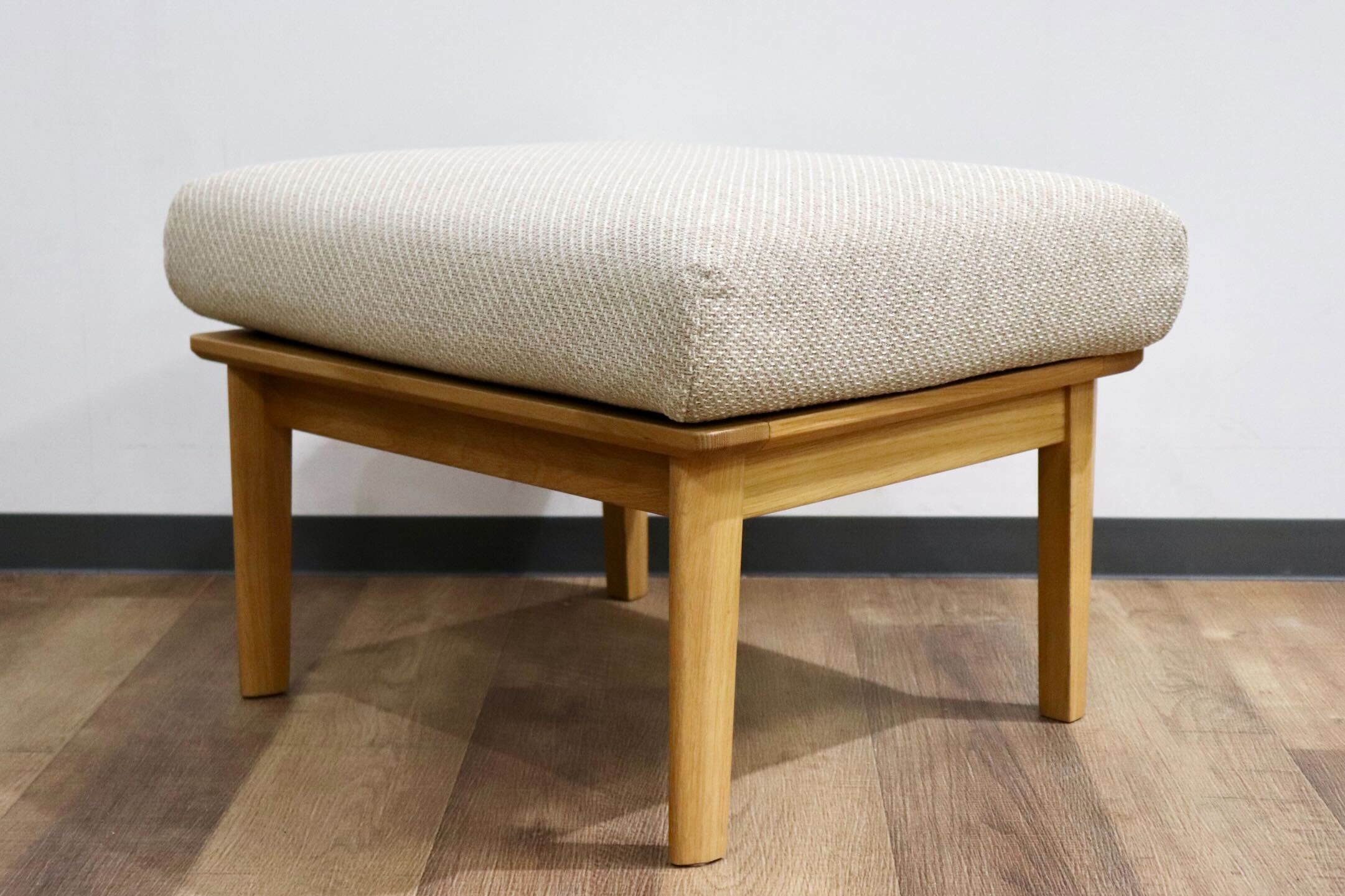 GMHK862B○karimoku / カリモク WG30 スツール オットマン フットスツール 腰掛け ファブリック カバーリング 国産家具 約7万 展示品
