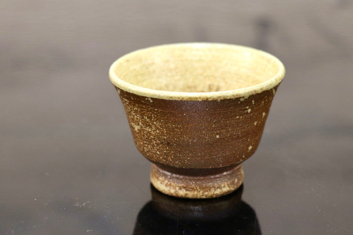 GMJK374AZ◯紀州焼 葵窯 ぐい呑 酒器 盃 猪口 酒杯 一口盃 呑口 施釉陶器 陶杯 和食器 陶器 在銘 和モダン
