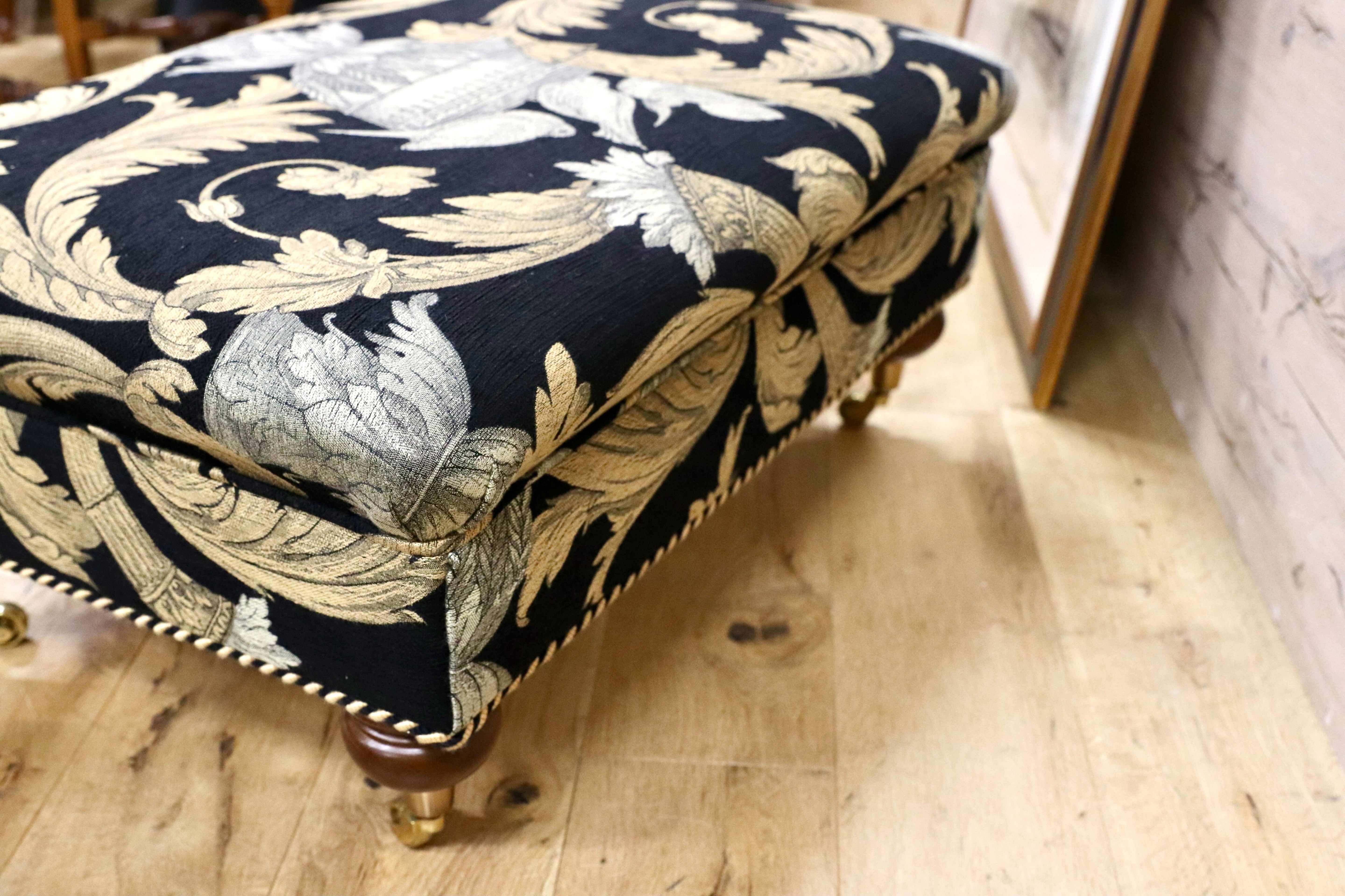 GMGF135○DURESTA / デュレスタ オットマン フットスツール 西洋 イギリス 高級家具 IDC大塚家具 約40万 ショールーム展示品