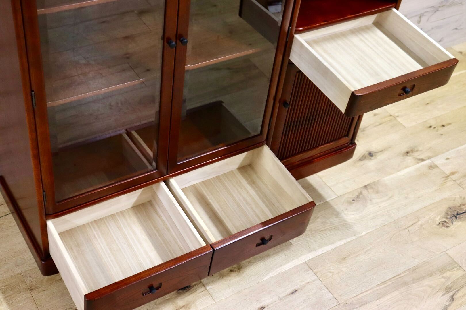 GMIH167○karimoku / カリモク 茶棚 茶箪笥 飾り棚 欅 サイドボード キャビネット 和家具 和モダン レトロ 国産家具