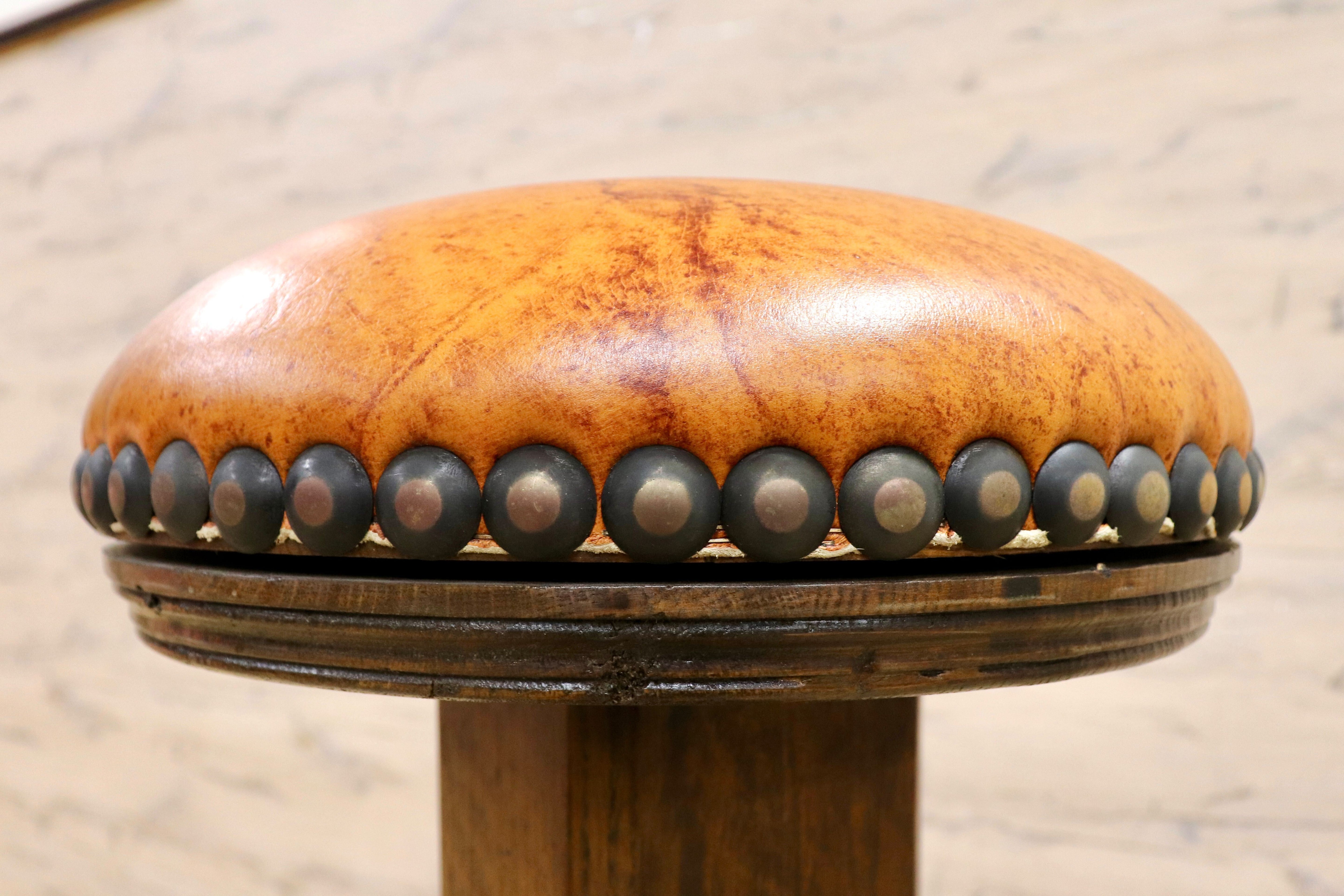 GMIK7N○スペイン製 カスティリアンスタイル バースツール ハイチェア カウンター 回転式 椅子 オーク 本革 アンティーク ヴィンテージ