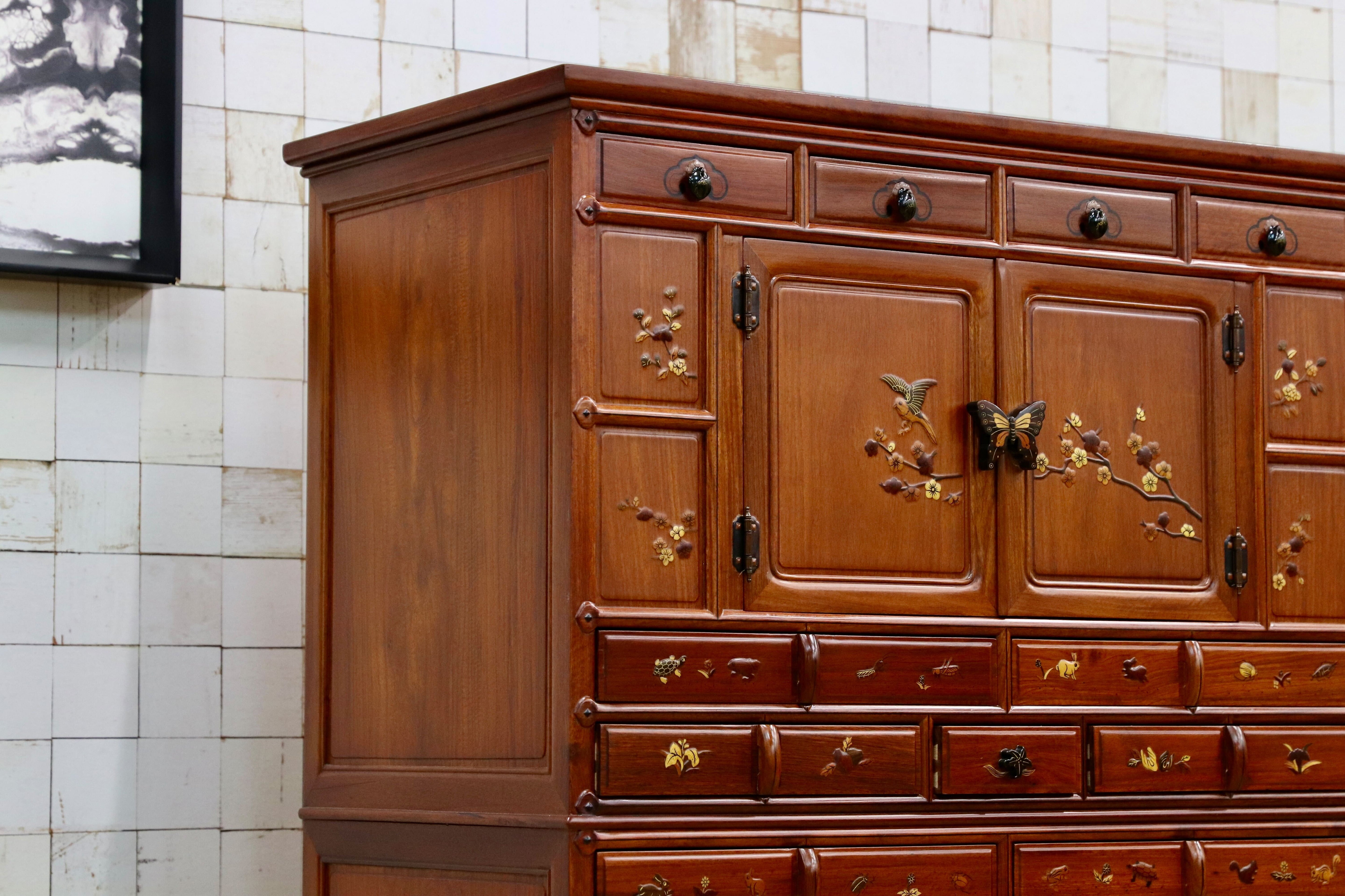 GMIK554○中国美術 唐木家具 李朝家具 象嵌模様花鳥図箪笥 キャビネット リビング収納 アンティーク 稀少 高級家具 チェスト 箪笥 タンス