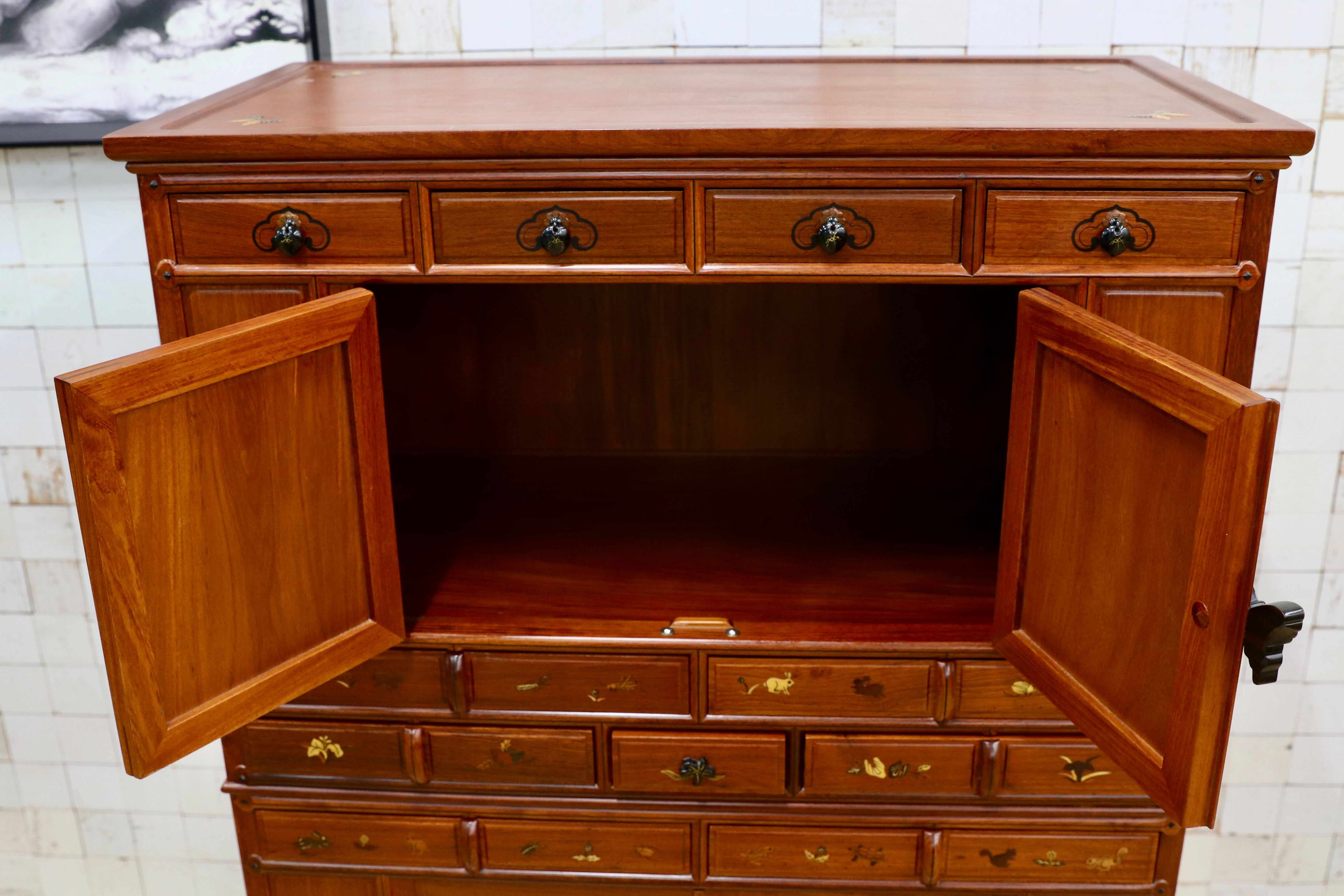 GMIK554○中国美術 唐木家具 李朝家具 象嵌模様花鳥図箪笥 キャビネット リビング収納 アンティーク 稀少 高級家具 チェスト 箪笥 タンス