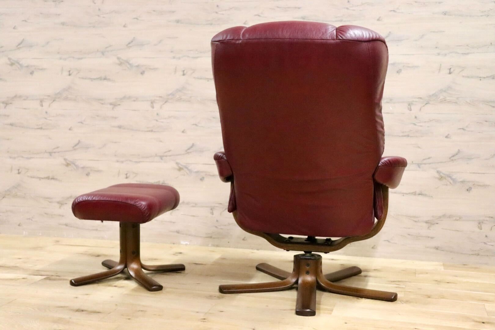 GMIS277○HOVEMOBLER A/S リクライニングチェア パーソナルチェア 回転椅子 フットスツール 本革 臙脂色 ノルウェー 検)エコーネス