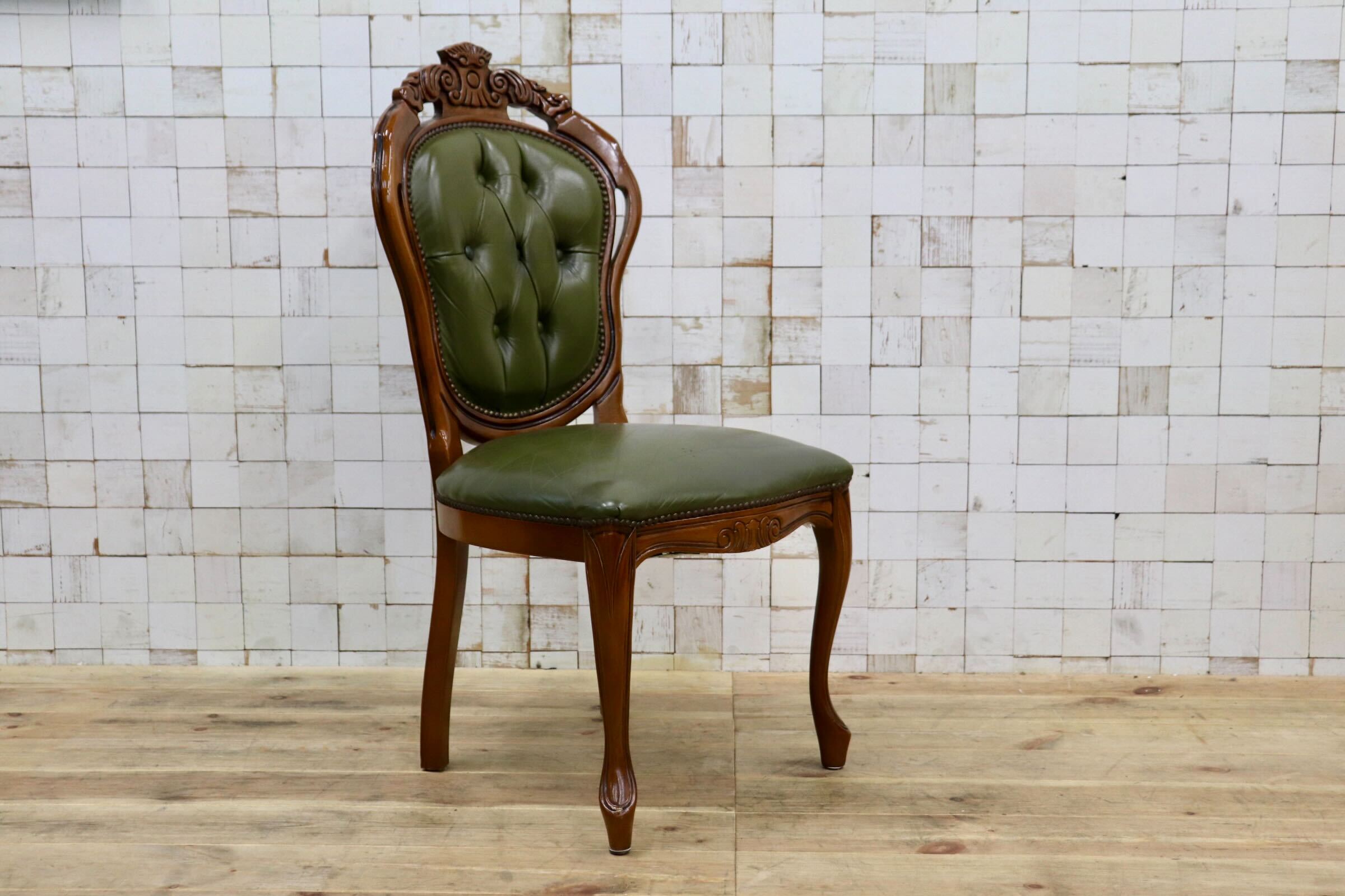 GMIK882B〇イタリア ダイニングチェア 食卓椅子 アームレスチェア レザー 鋲打ち 彫刻 猫脚 アンティーク エレガント ヨーロピアン ロココ