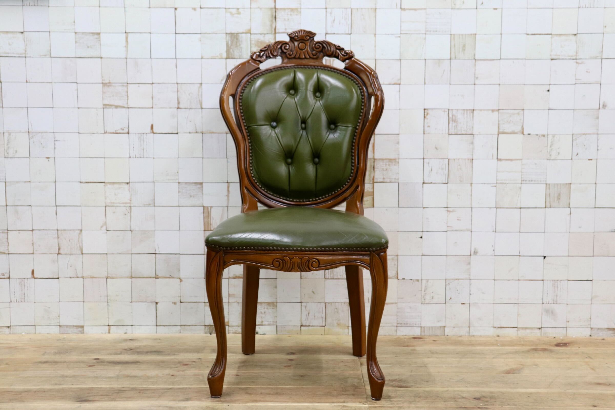 GMIK882B〇イタリア ダイニングチェア 食卓椅子 アームレスチェア レザー 鋲打ち 彫刻 猫脚 アンティーク エレガント ヨーロピアン ロココ