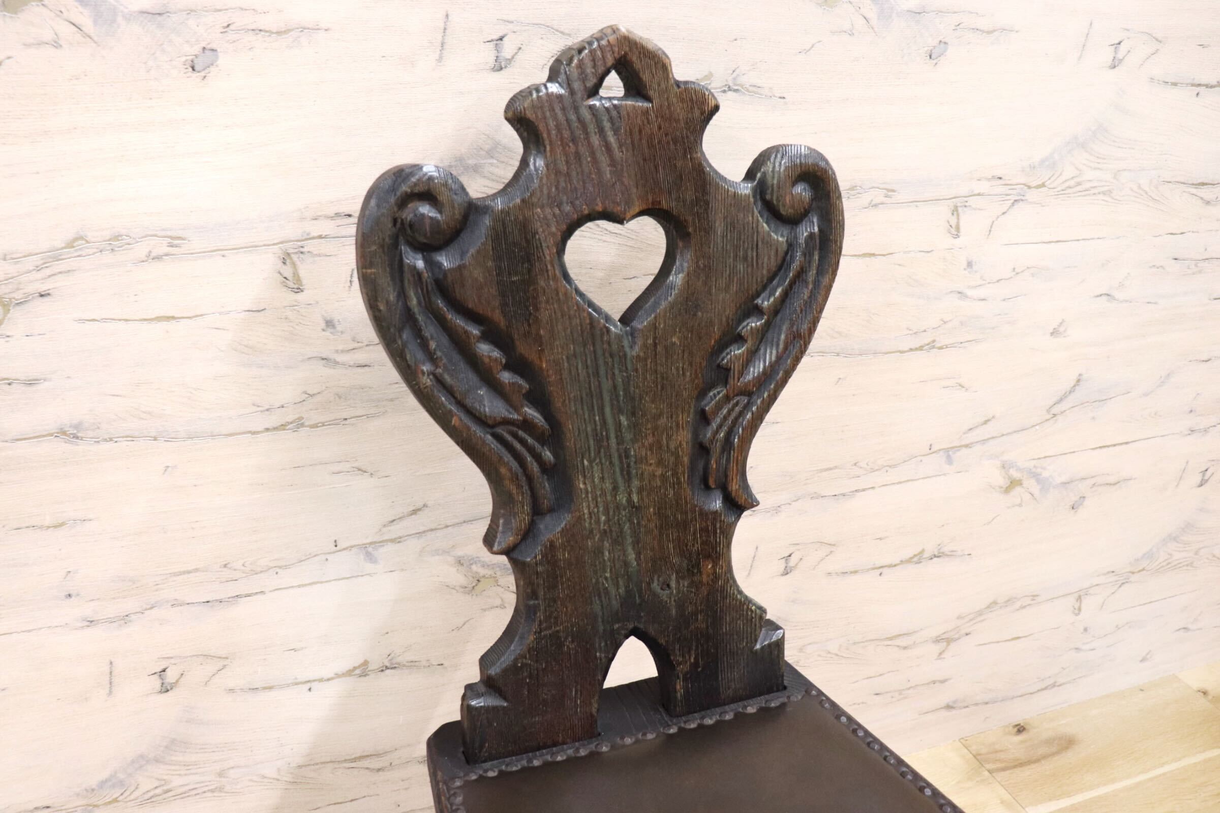 GMGN59B○スペイン製 西洋 アンティーク 椅子 サイドチェア レザー 彫刻 鋲打ち ヴィンテージ カントリー レトロ 古木