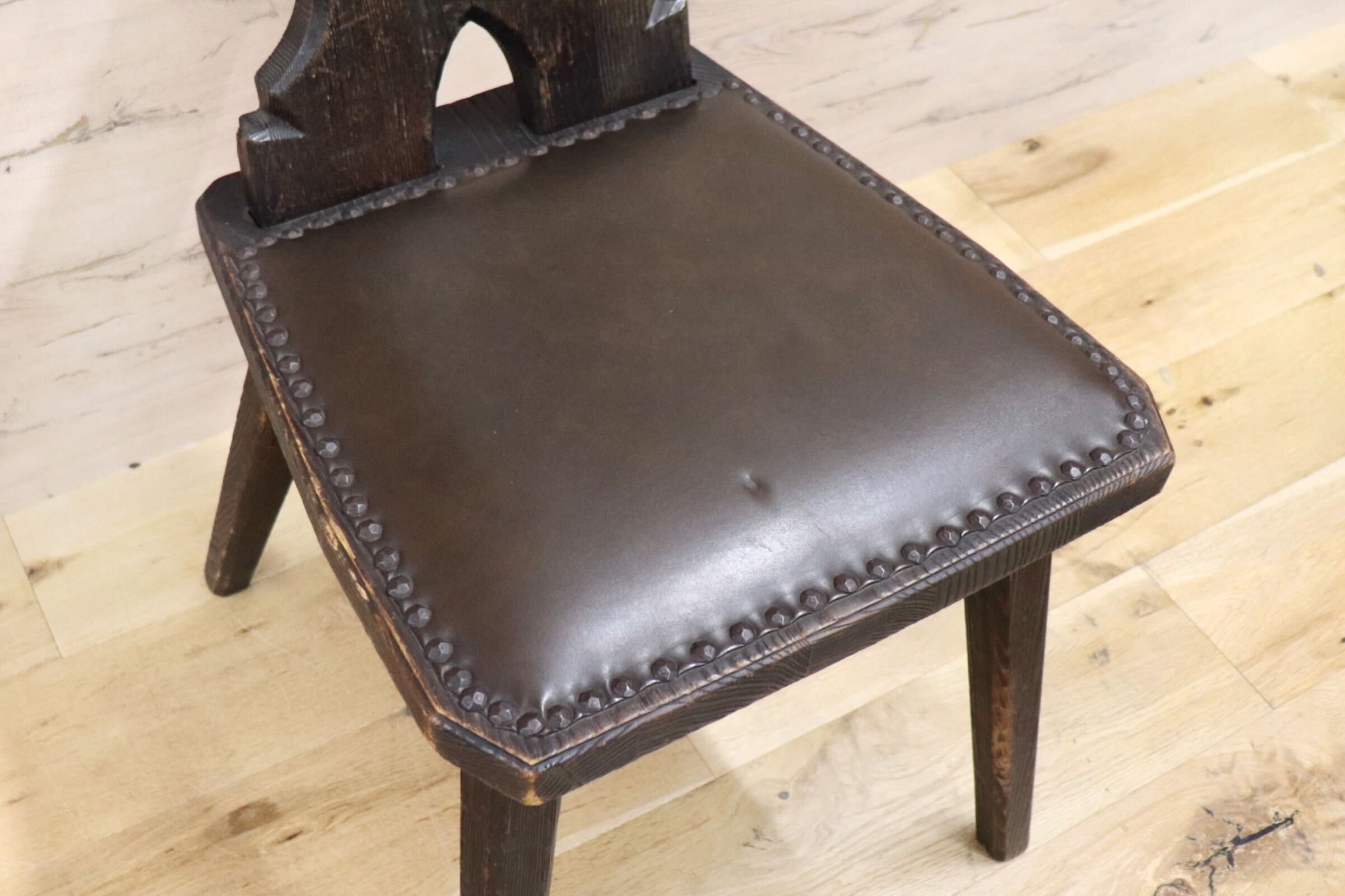 GMGN59B○スペイン製 西洋 アンティーク 椅子 サイドチェア レザー 彫刻 鋲打ち ヴィンテージ カントリー レトロ 古木