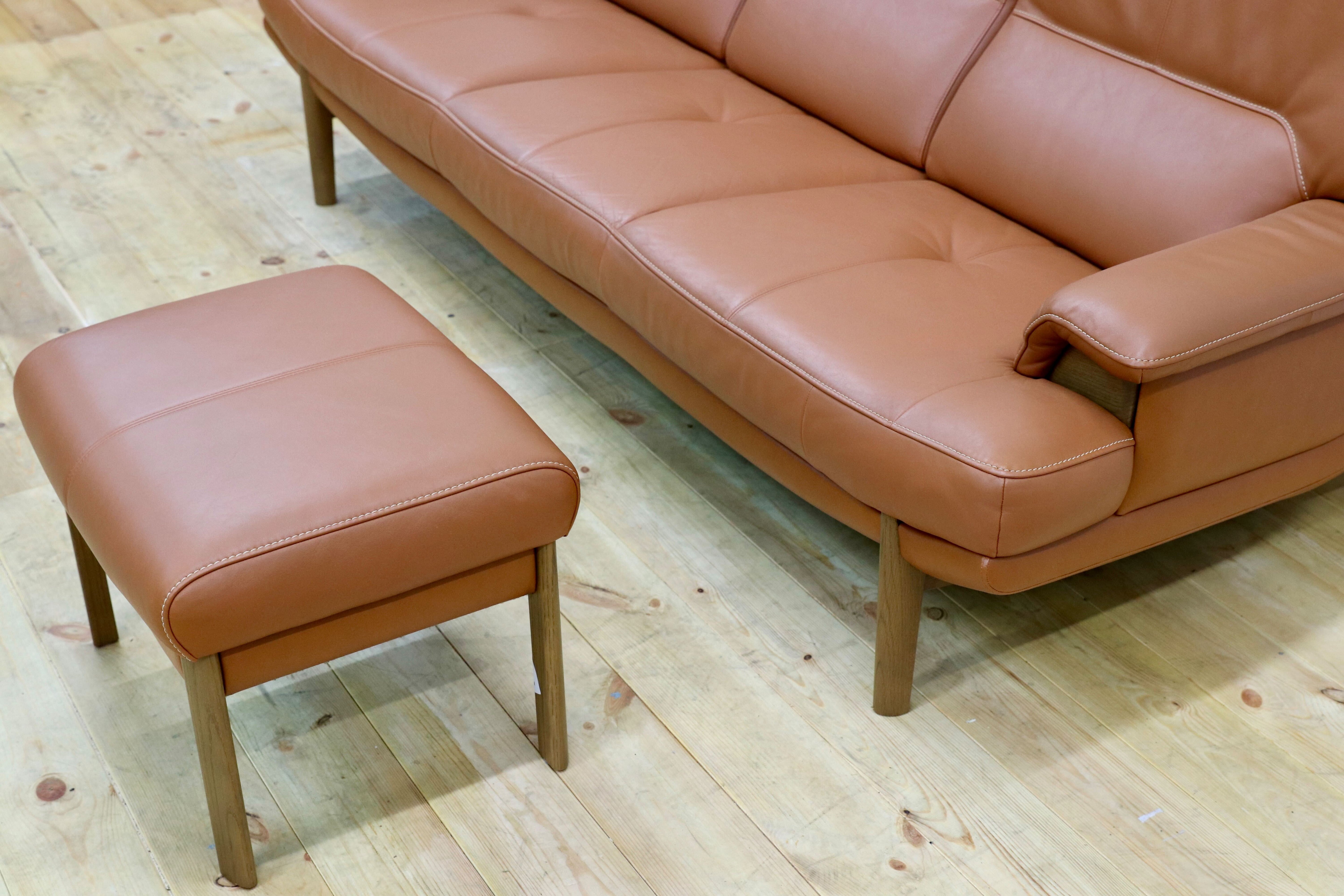 GMHH245○karimoku / カリモク 3人掛けソファ+オットマン 本革 リーベルブラウン トリプルソファ 国産家具 ZU25シリーズ 定価約44.5万