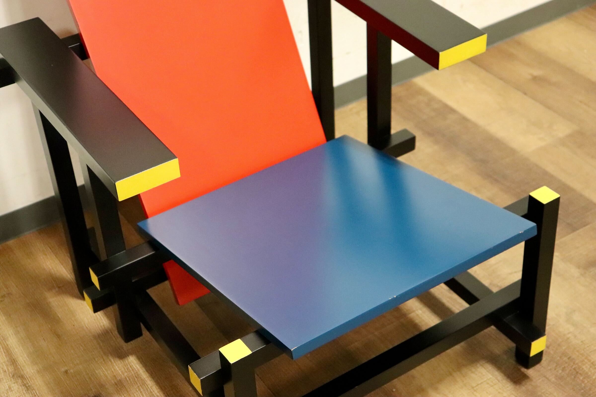GMHK562○RED AND BLUE ラウンジチェア アームチェア リプロダクト GERRIT THOMAS RIETVELD へーリット・トーマス・リートフェルト 展示品