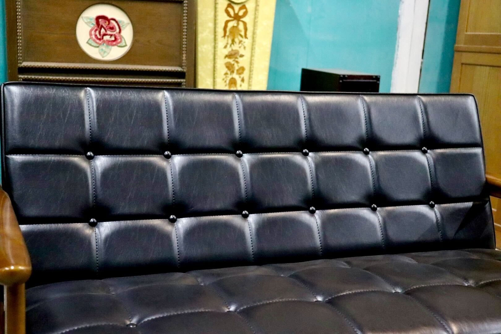 GMIK650A○カリモク60 Kチェア 2人掛けソファ ラブソファ 長椅子 2シーター 合皮 スタンダードブラック 国産家具 展示品