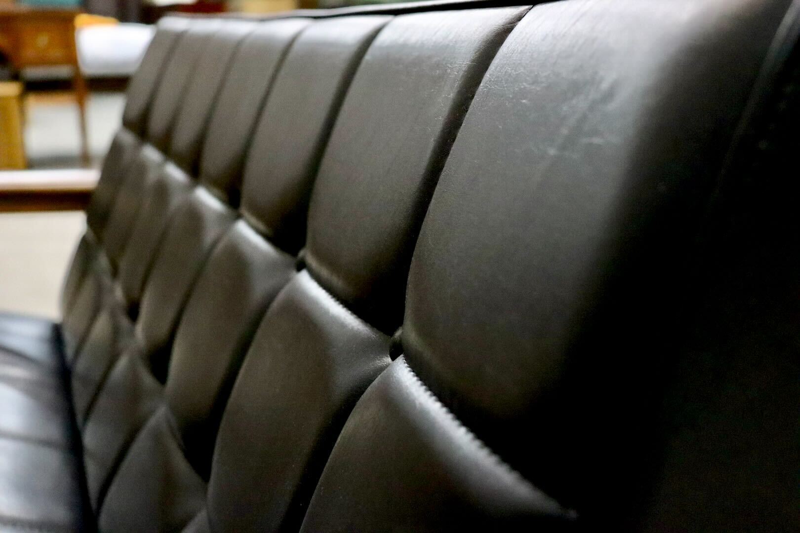 GMIK650A○カリモク60 Kチェア 2人掛けソファ ラブソファ 長椅子 2シーター 合皮 スタンダードブラック 国産家具 展示品