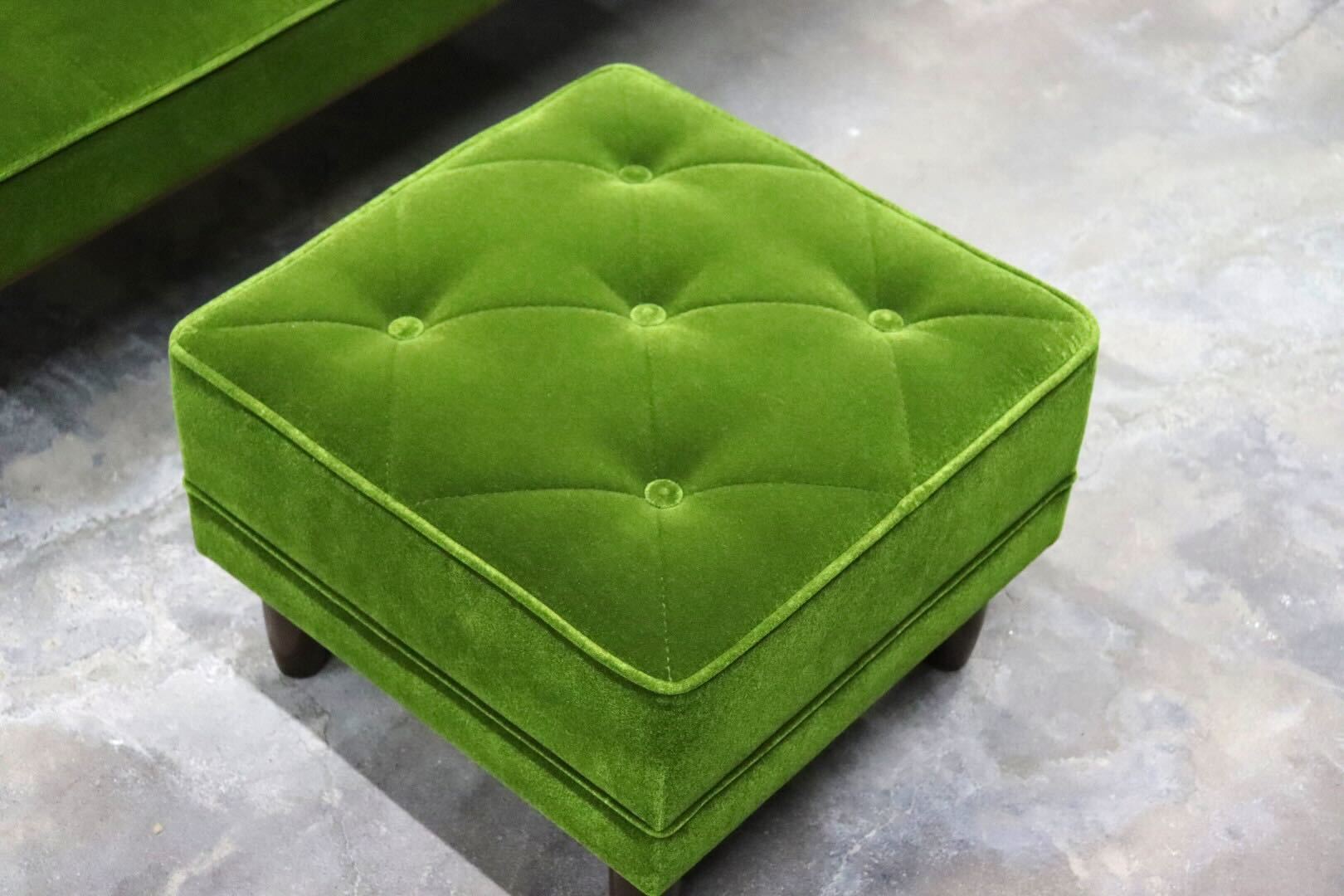 GMIK676○カリモク60 Kチェア 2人掛けソファ ラブソファ 長椅子 2シーター ファブリック モケットグリーン オットマンセット 展示品