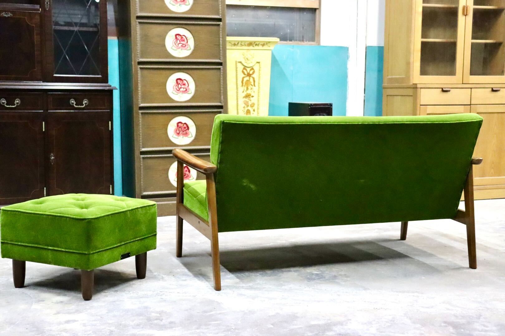 GMIK676○カリモク60 Kチェア 2人掛けソファ ラブソファ 長椅子 2シーター ファブリック モケットグリーン オットマンセット 展示品