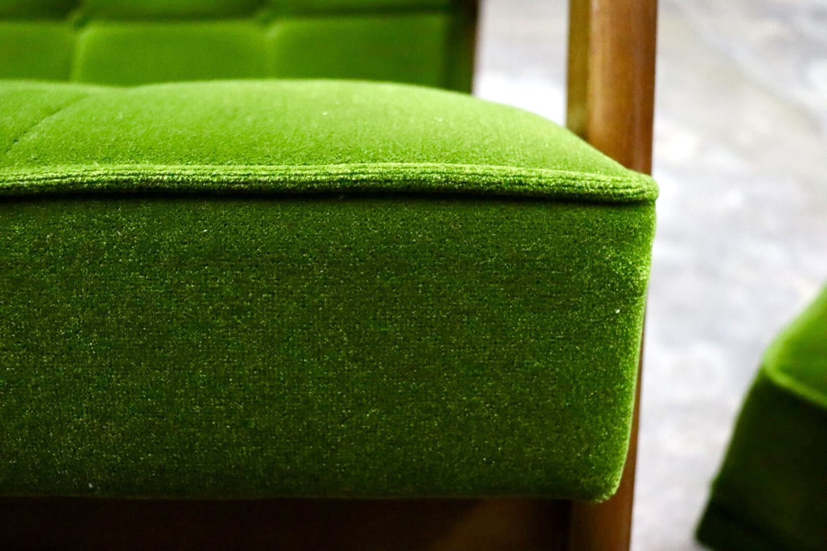 GMIK676○カリモク60 Kチェア 2人掛けソファ ラブソファ 長椅子 2シーター ファブリック モケットグリーン オットマンセット 展示品