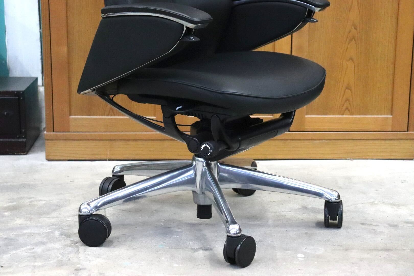 GMIK678A○okamura / オカムラ Legenda レジェンダ オフィスチェア エクストラハイバック 本革 役員室 オカムラ最高級 定価約70万 展示品