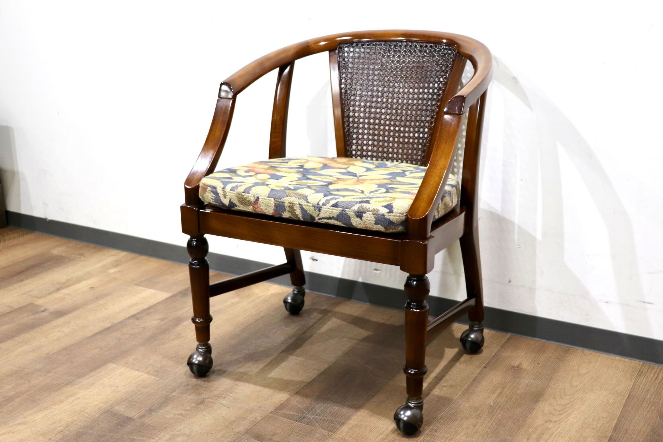 GMHH314A○karimoku / カリモク コロニアル ダイニングチェア 食卓椅子 キャスター付き ブナ材 ファブリック 花柄 モダン 国産家具