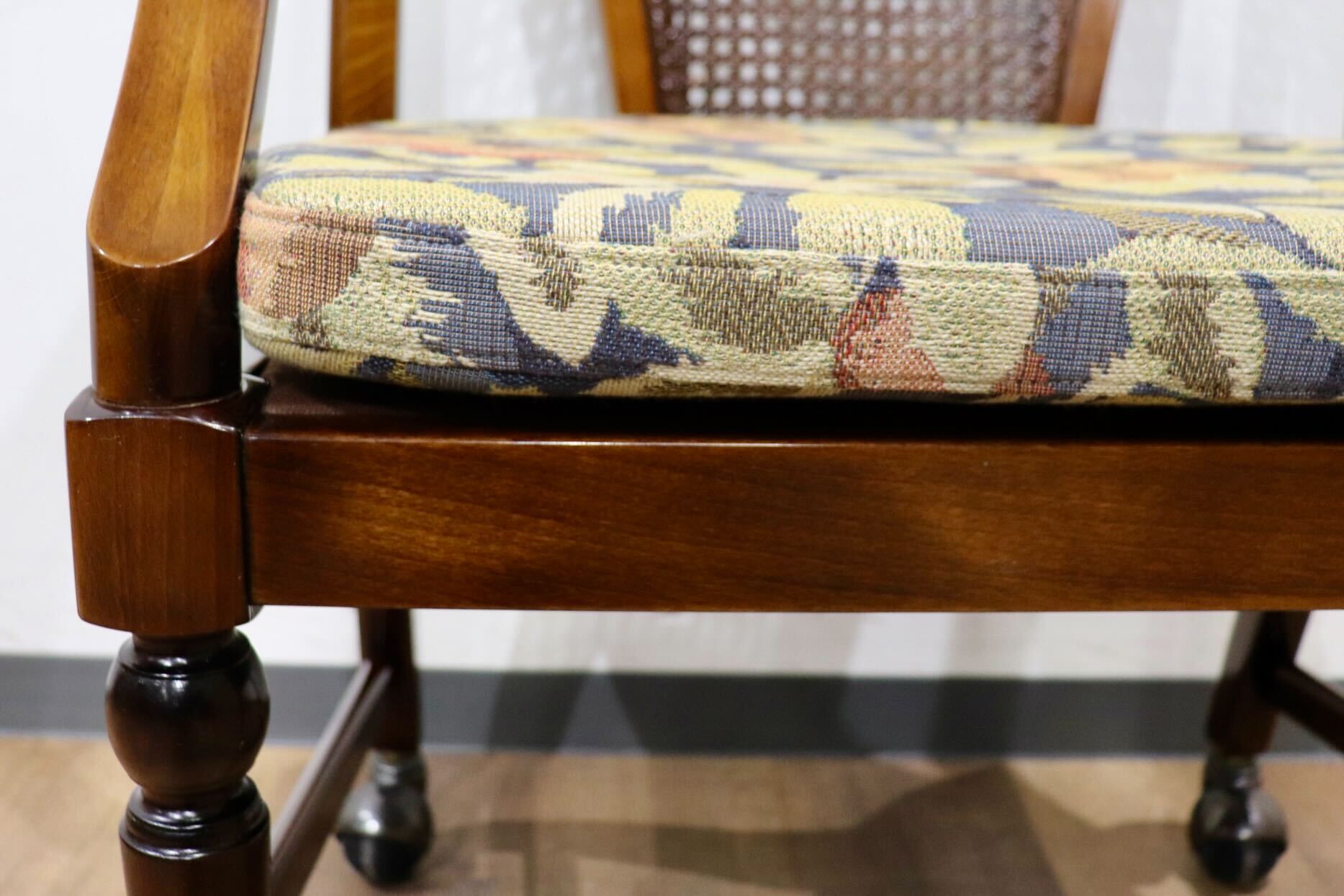 GMHH314A○karimoku / カリモク コロニアル ダイニングチェア 食卓椅子 キャスター付き ブナ材 ファブリック 花柄 モダン 国産家具