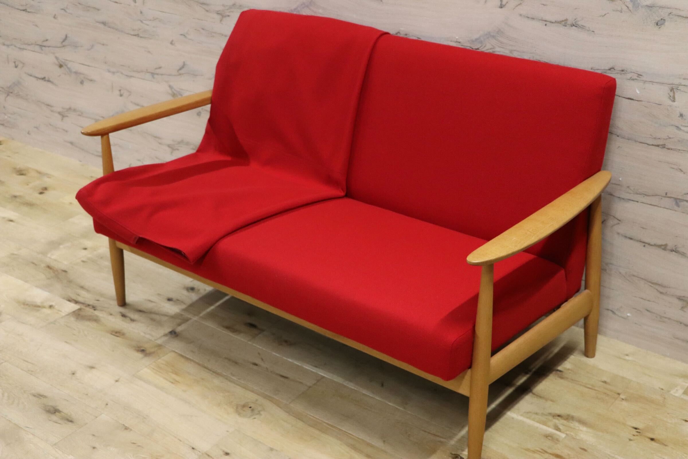 GMHH319○日進木工 / nissin 2人掛けソファ ラブソファ長椅子 2シーター オーク材 ファブリック レッド 飛騨家具 美品 検)カリモク マルニ