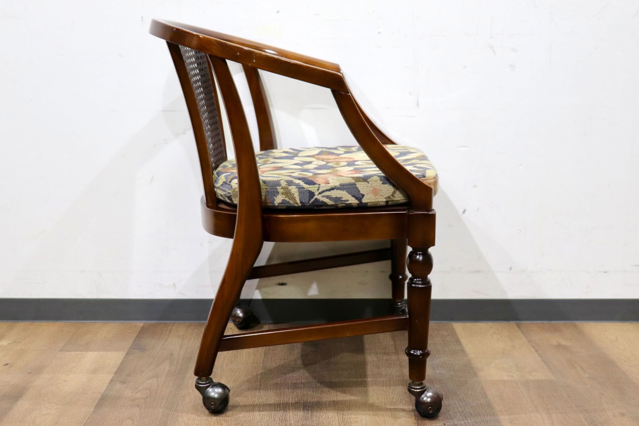 GMHH314A○karimoku / カリモク コロニアル ダイニングチェア 食卓椅子 キャスター付き ブナ材 ファブリック 花柄 モダン 国産家具