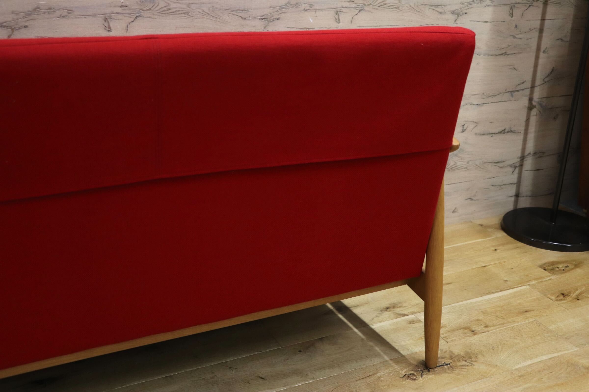 GMHH319○日進木工 / nissin 2人掛けソファ ラブソファ長椅子 2シーター オーク材 ファブリック レッド 飛騨家具 美品 検)カリモク マルニ