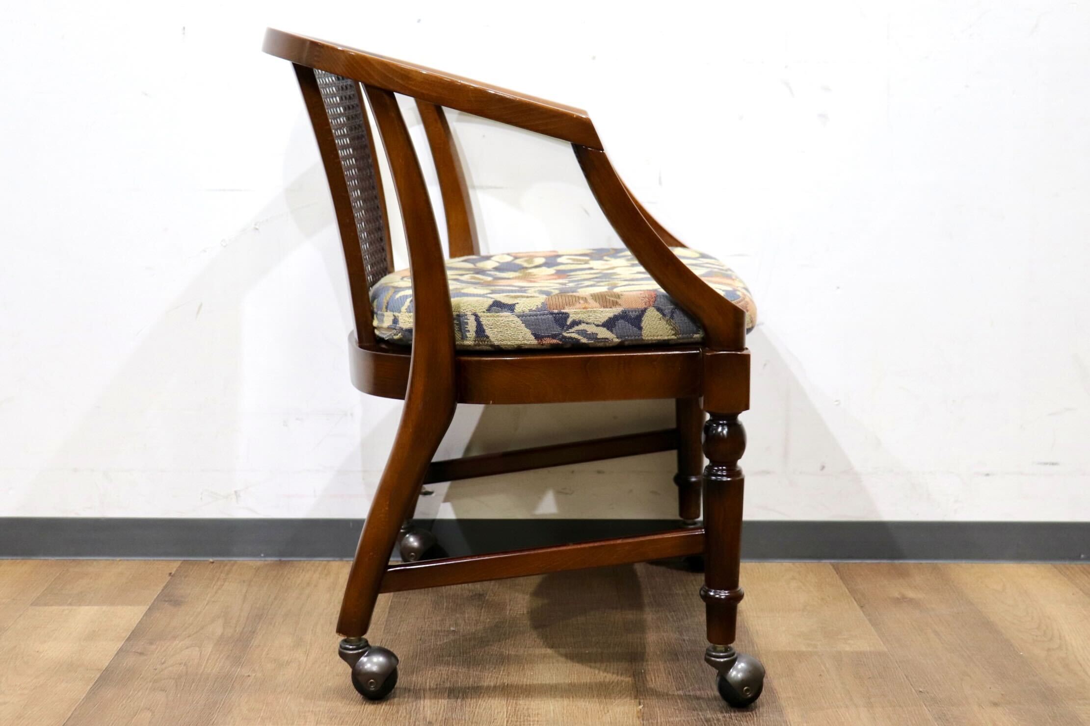 GMHH314B○karimoku / カリモク コロニアル ダイニングチェア 食卓椅子 キャスター付き ブナ材 ファブリック 花柄 モダン 国産家具