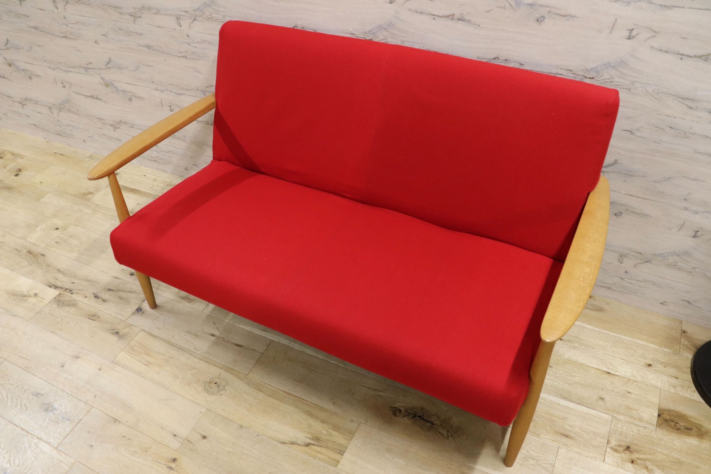 GMHH319○日進木工 / nissin 2人掛けソファ ラブソファ長椅子 2シーター オーク材 ファブリック レッド 飛騨家具 美品 検)カリモク マルニ