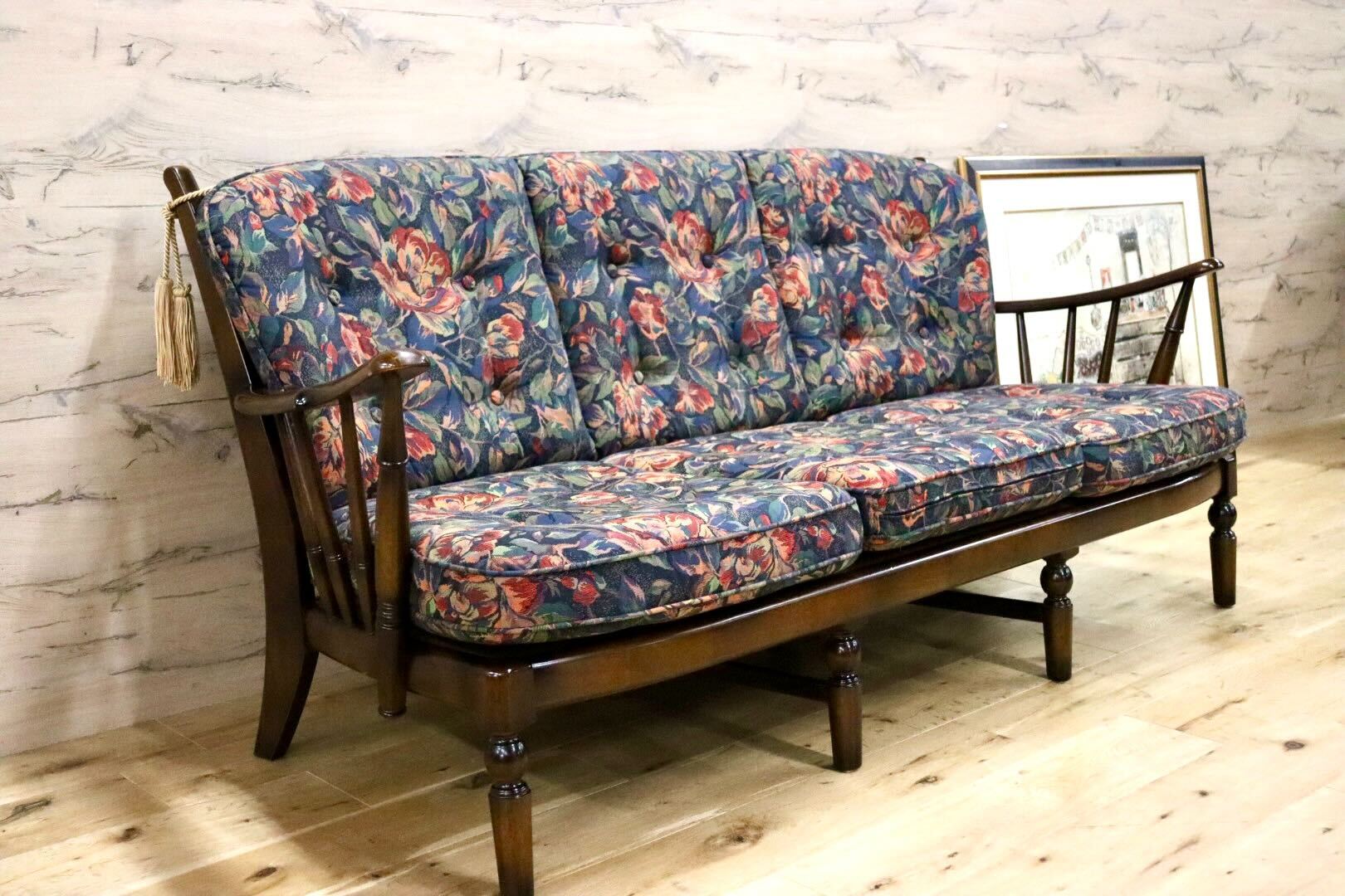 GMGS182○karimoku / カリモク コロニアル 3人掛けソファ トリプルソファ 長椅子 ファブリック 花柄 カントリー レトロ 国産家具