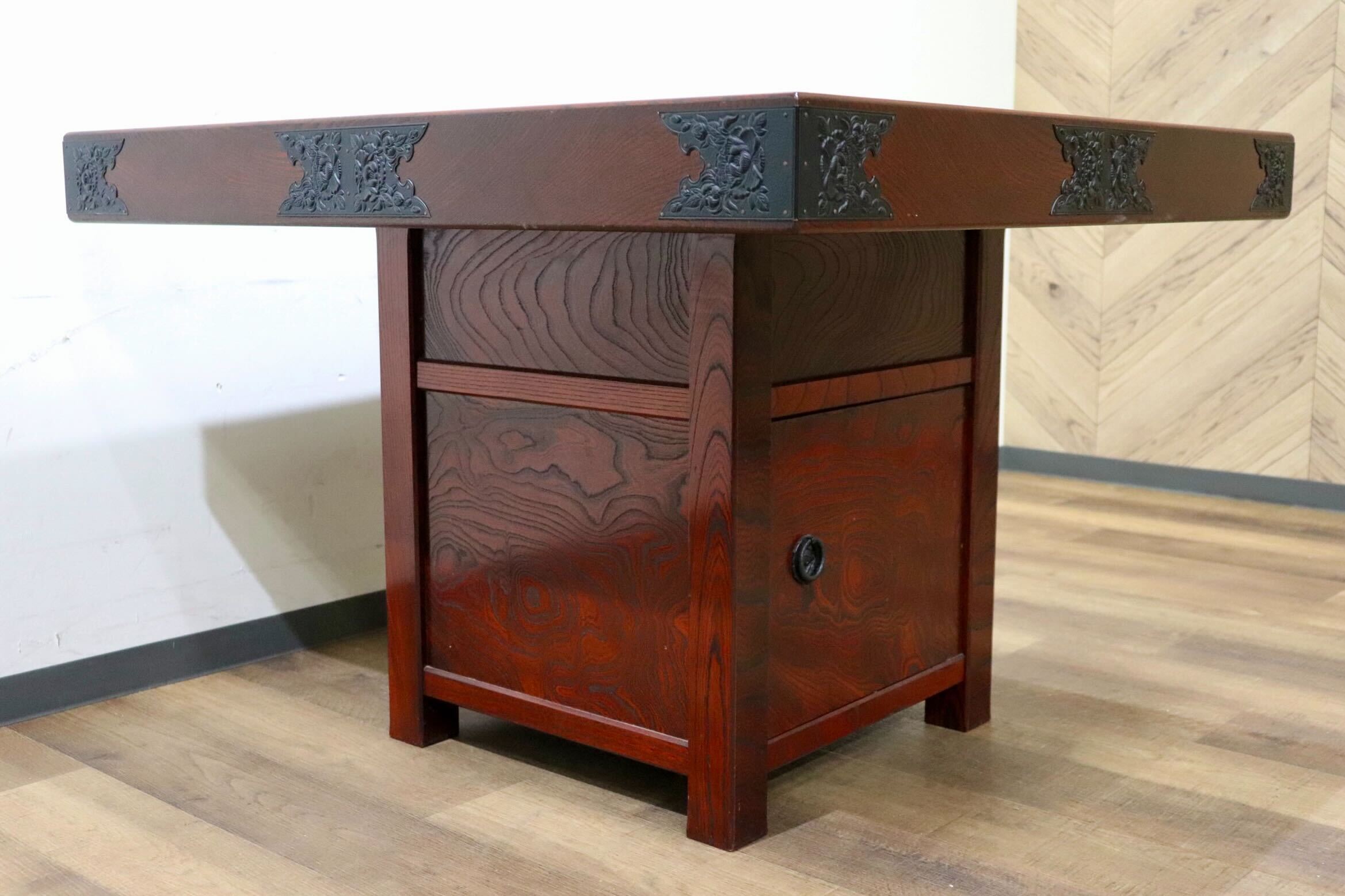 GMHH343○駿河民藝 欅材 囲炉裏テーブル ダイニングテーブル 和家具 収納付き 火鉢 炉端 和モダン 漆塗り 鉄金具 レトロ アンティーク 稀少