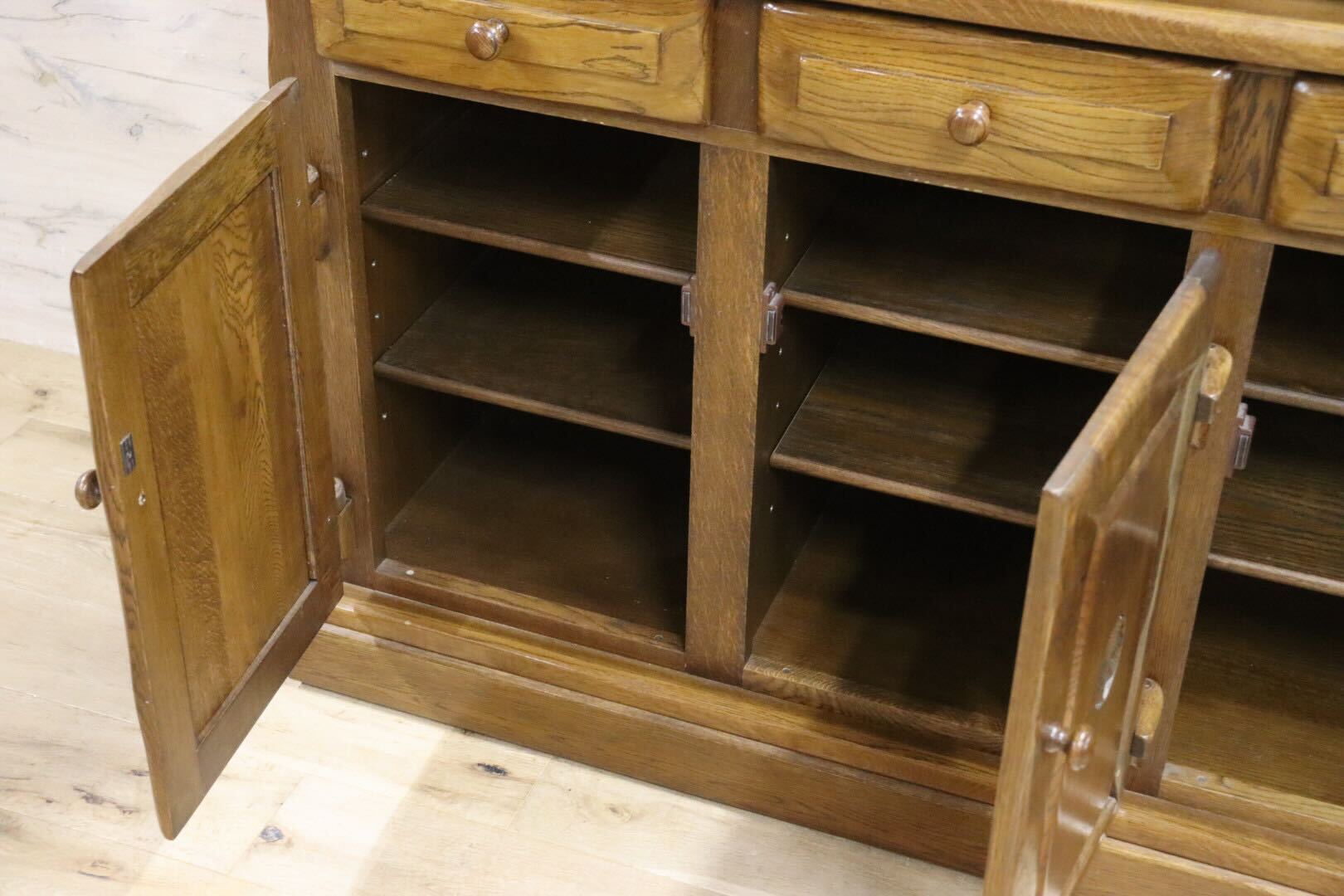 GMIS348○河本家具 / Molis 旭川家具 キャビネット サイドボード リビングボード 飾り棚 オーク無垢材 カントリー ヴィンテージ 美品