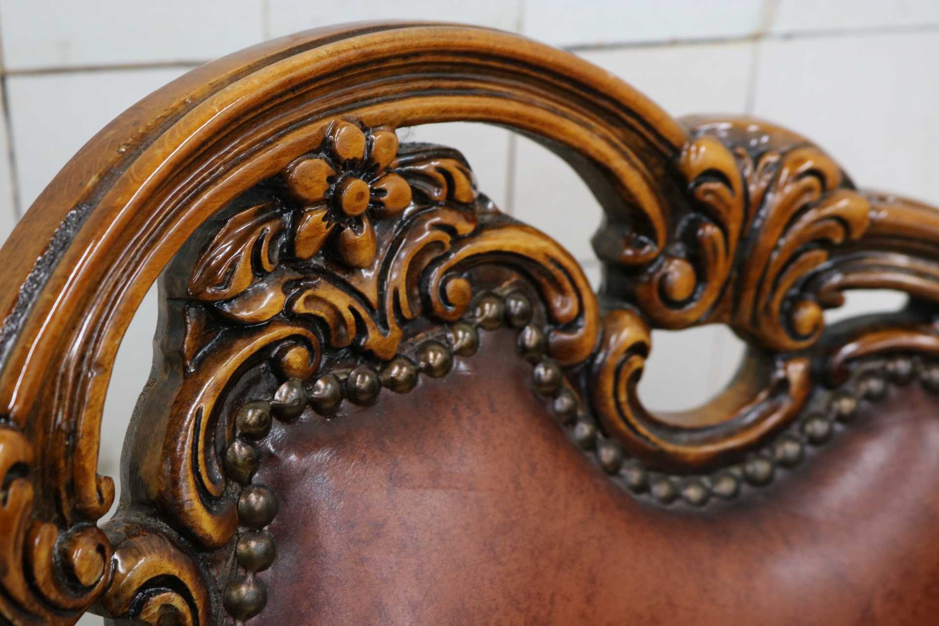 GMHH470B◯イタリア製 ロココ調 ダイニングチェア 食卓椅子 レザー 鋲打ち 彫刻 アンティーク エレガント ヨーロピアン クラシック 猫脚