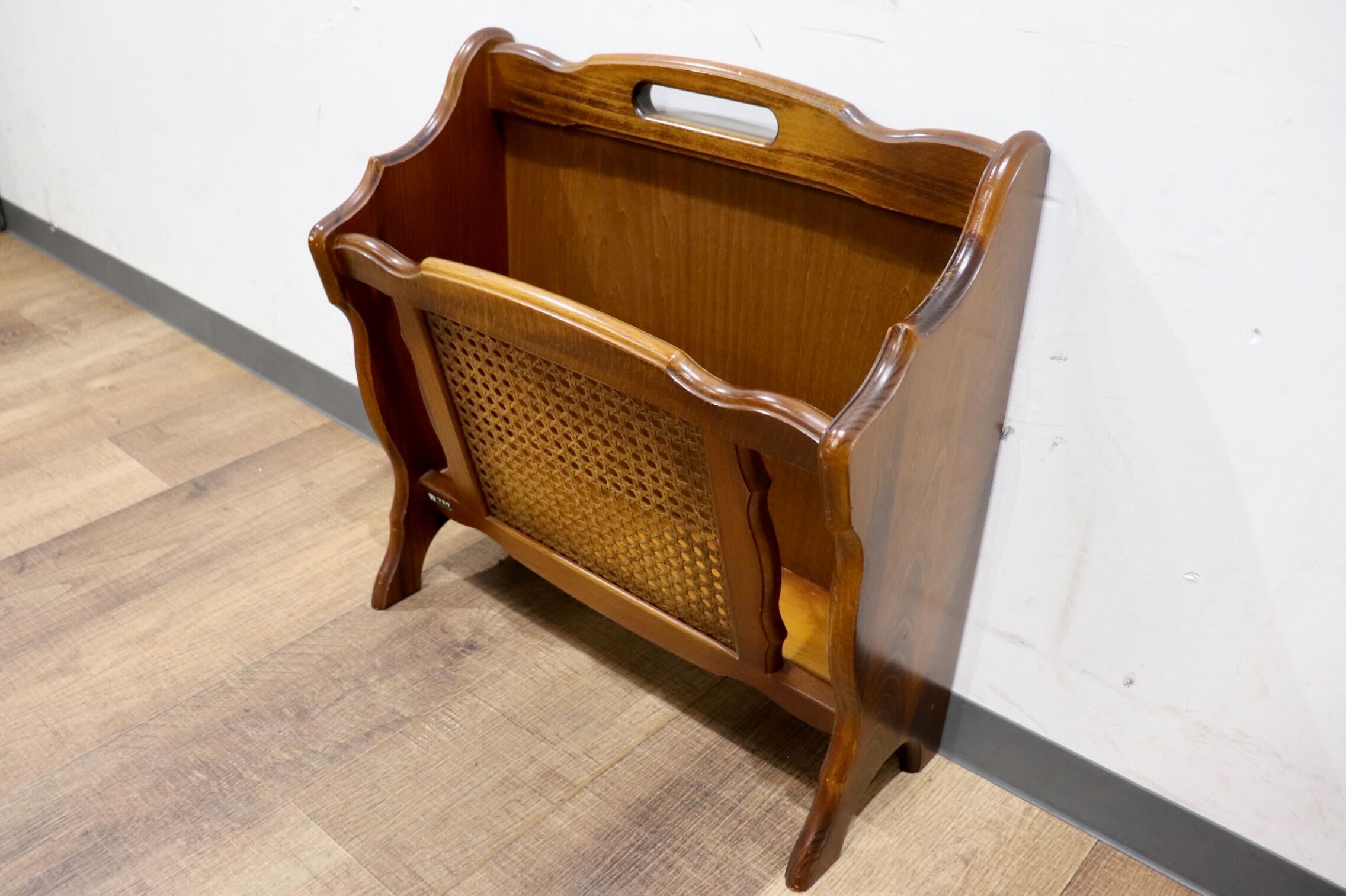 GMHH337A○karimoku / カリモク コロニアル マガジンラック スリッパラック 雑誌入れ 収納 木製 ラタン