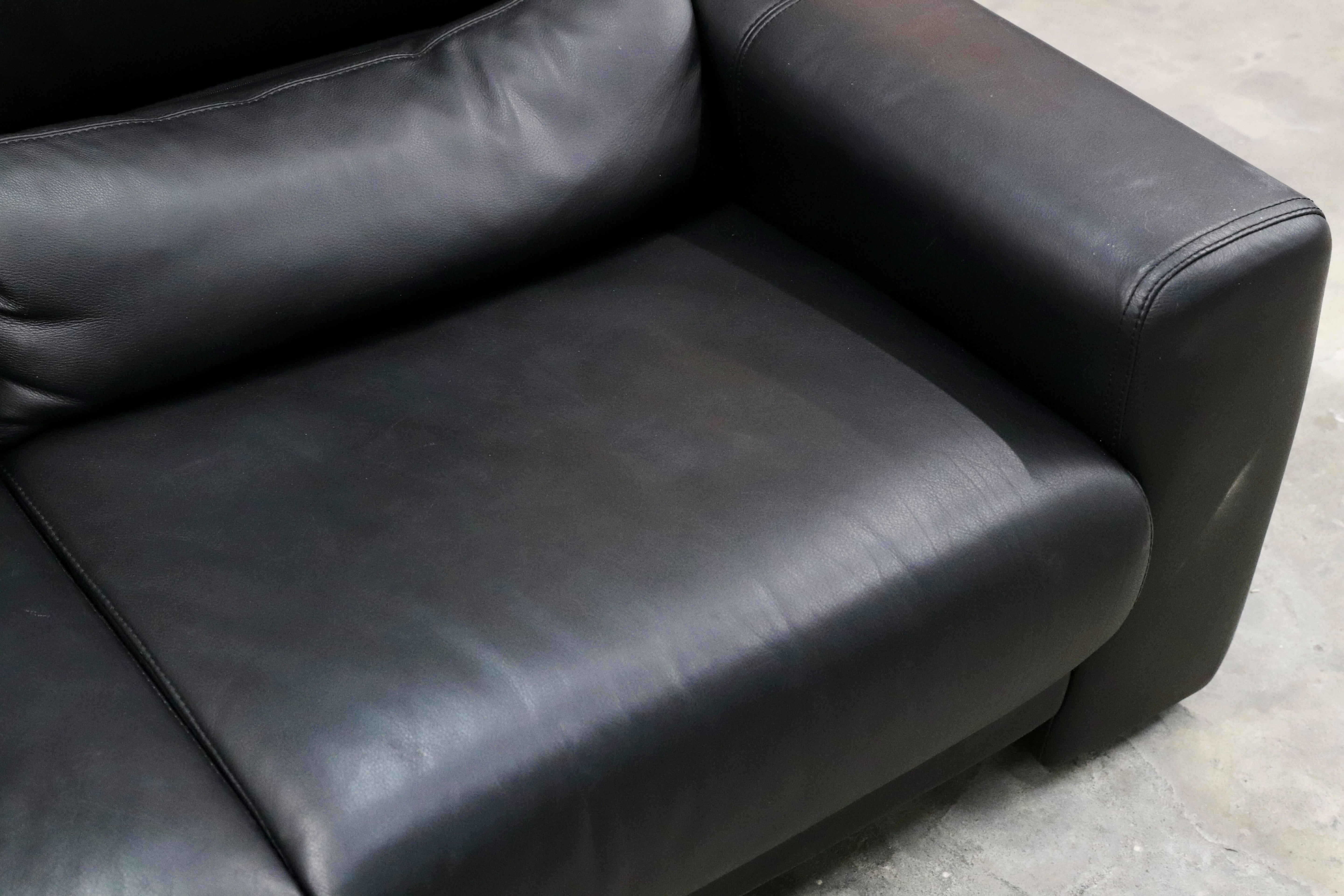 GMIH40C○IDC大塚家具 シングルソファ 2人掛けソファ ラブソファ 長椅子 黒 本革 モダン