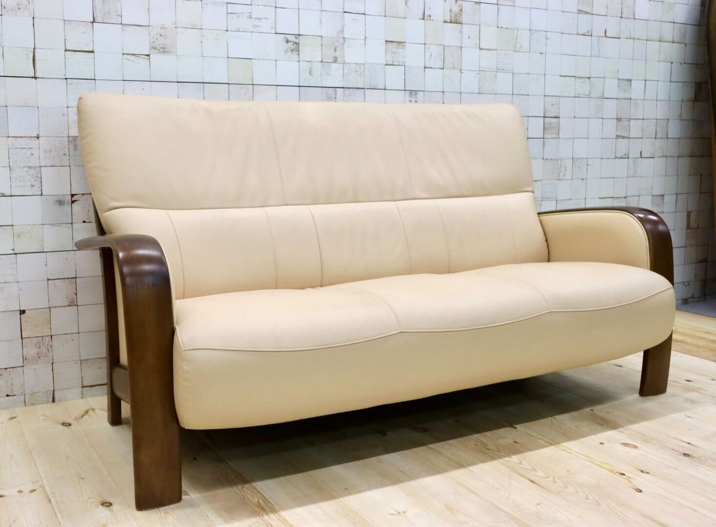 GMGS194○Chitano / チターノ 3人掛けソファ トリプルソファ 長椅子 本革 ベージュ カリモク karimoku モダン 美品 国産家具